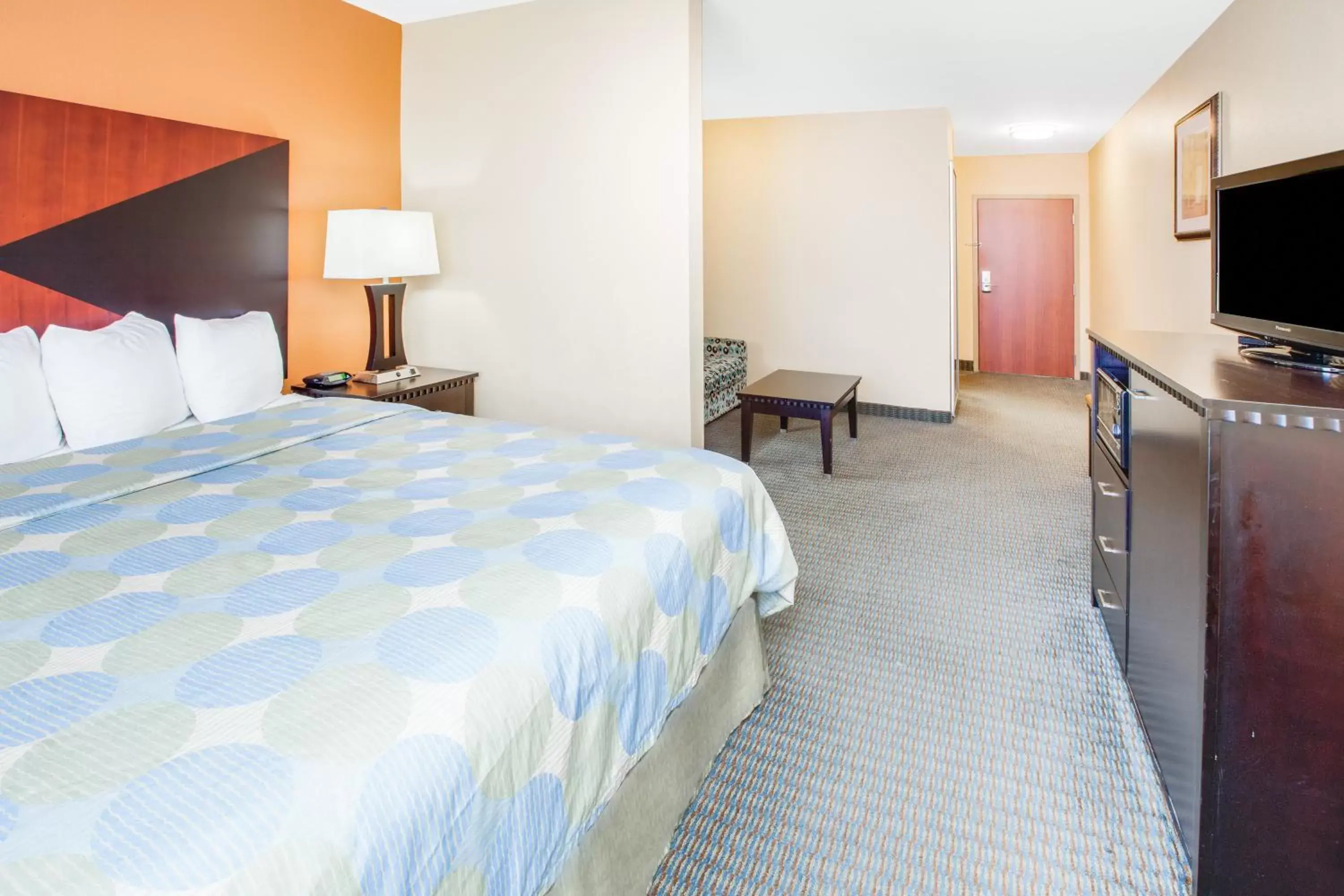 Bed in Days Inn & Suites by Wyndham Russellville