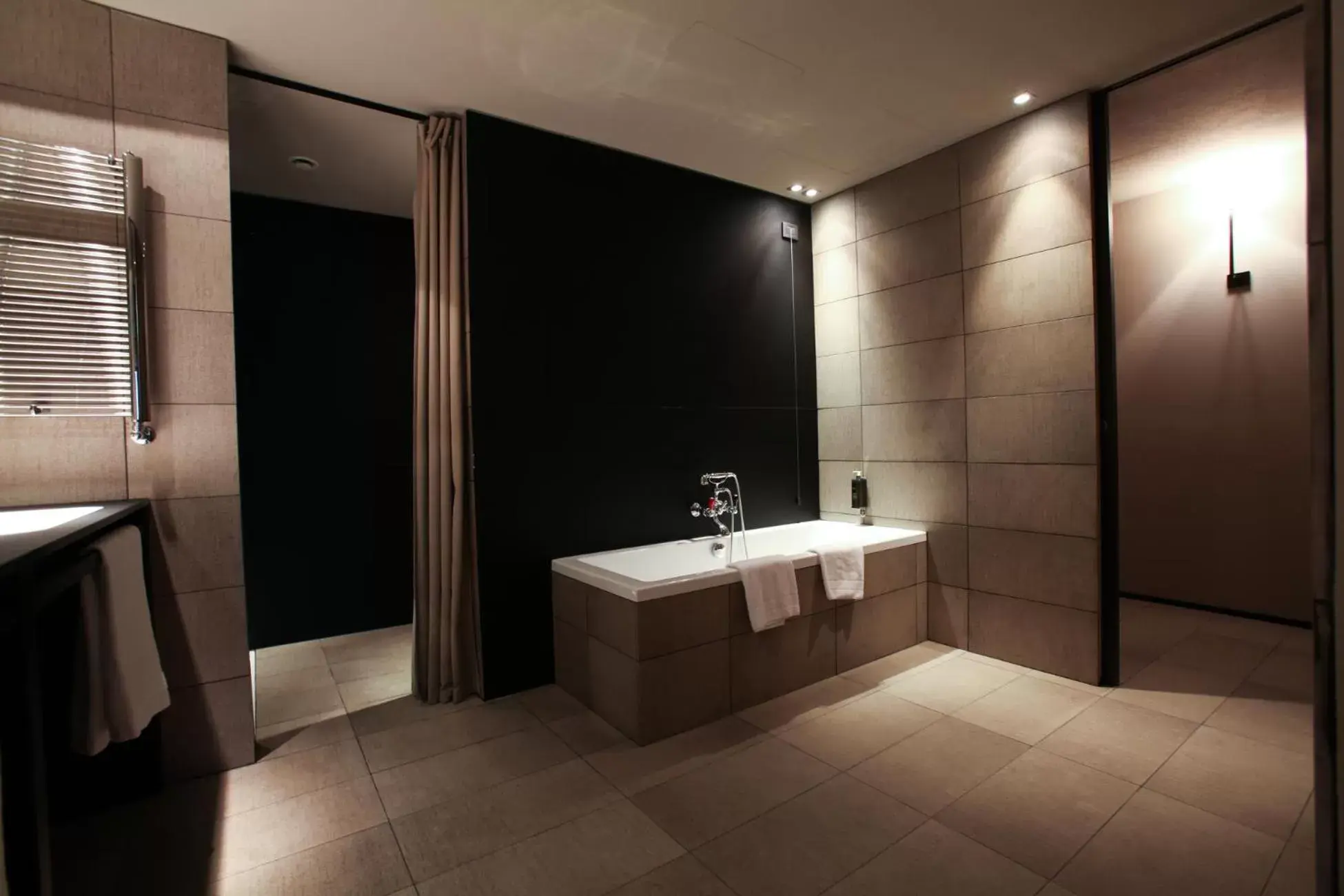 Bath, Bathroom in iH Hotels Milano Ambasciatori