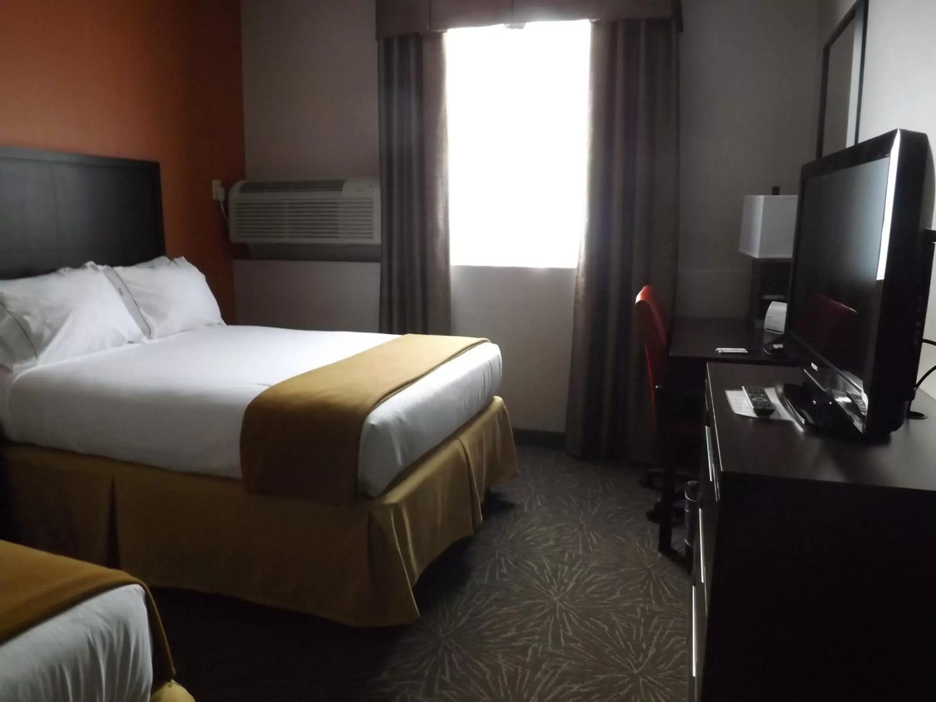 Bedroom, Bed in Holiday Inn Express Pittsburgh - Munhall, an IHG Hotel