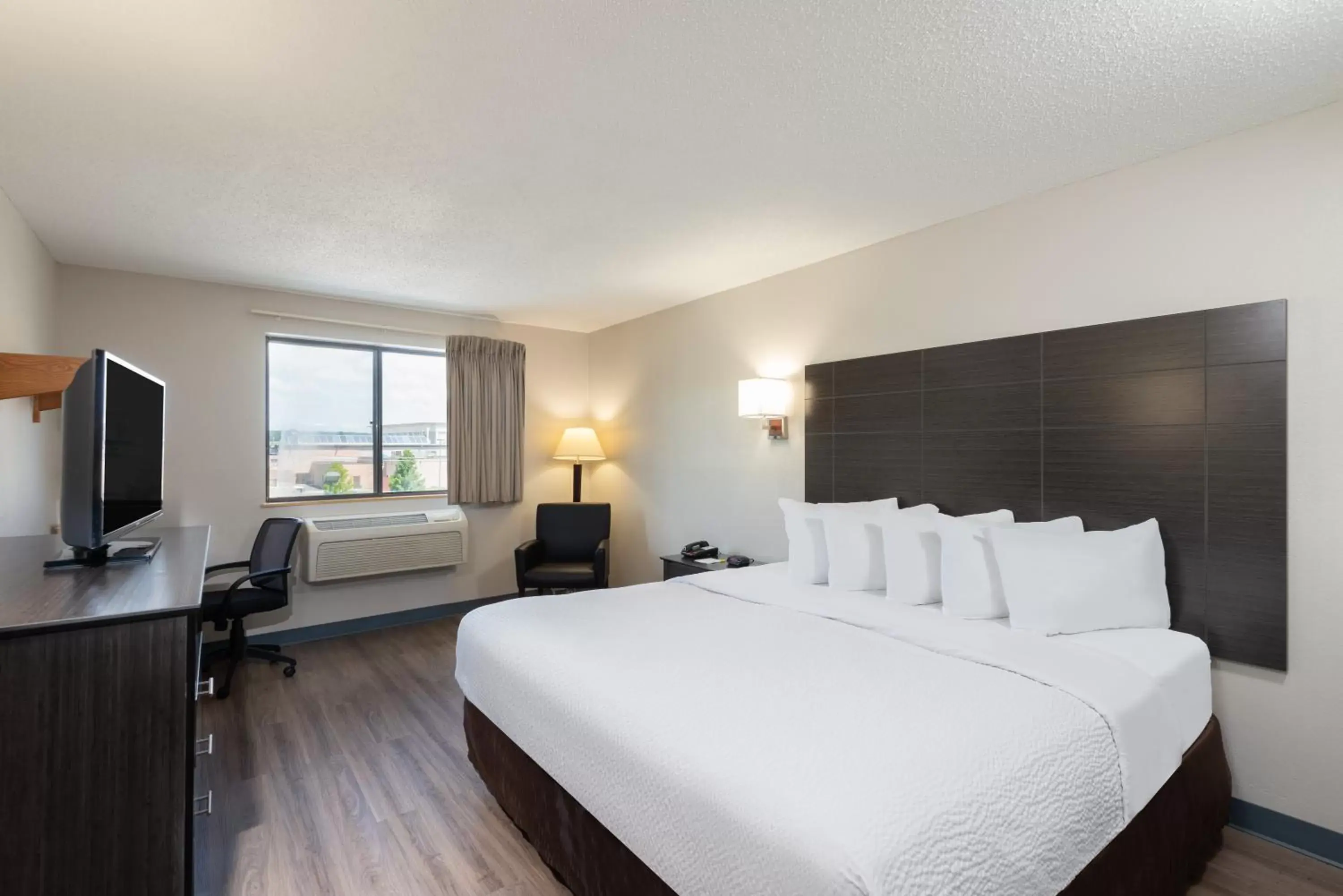 Bed in Days Inn by Wyndham Somerset PA I-70 I-76 Bed in Days Inn by Wyndham Somerset PA I-70 I-76