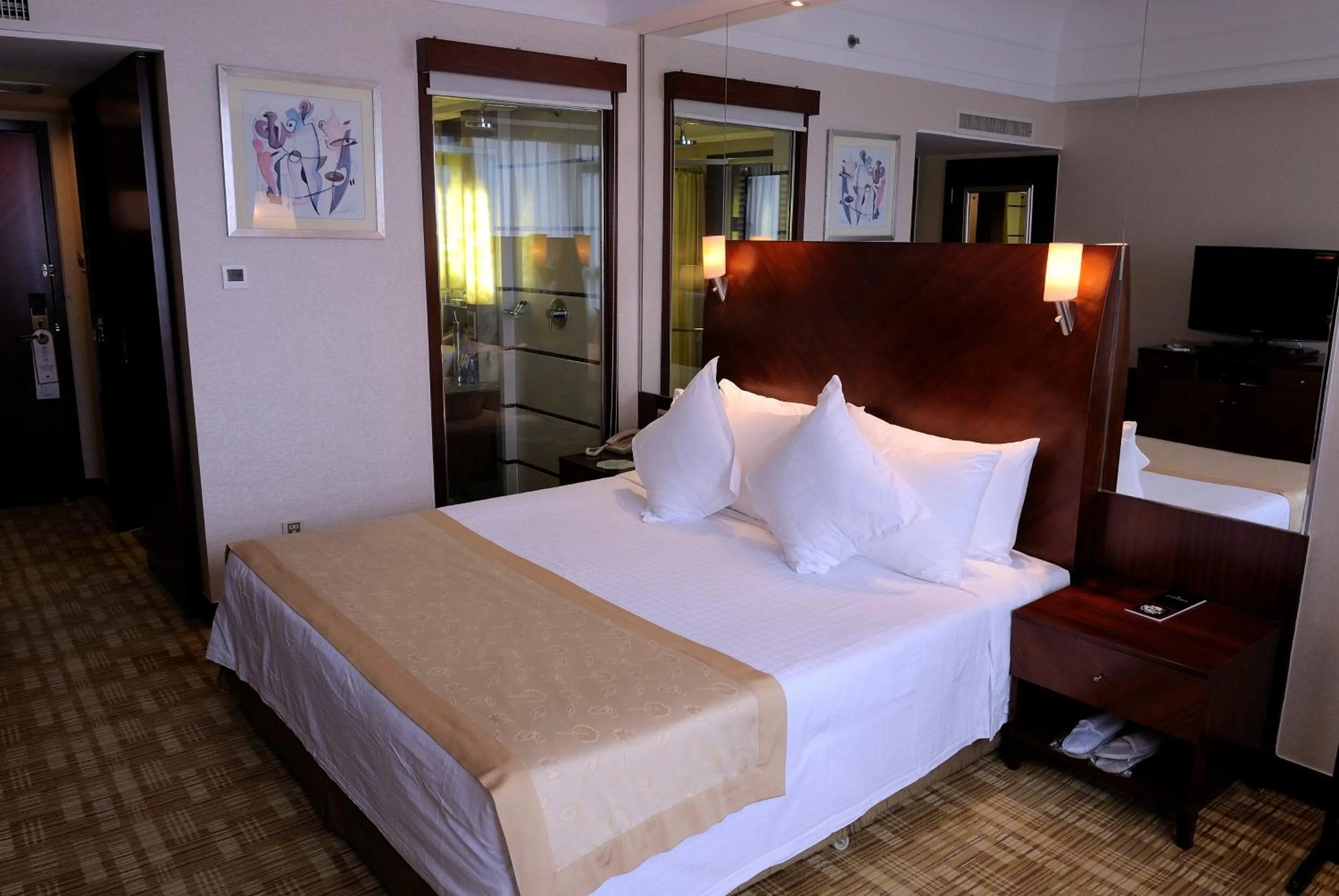 Bed in Merry Hotel Shanghai (Former Rendezvous Merry Hotel Shanghai)