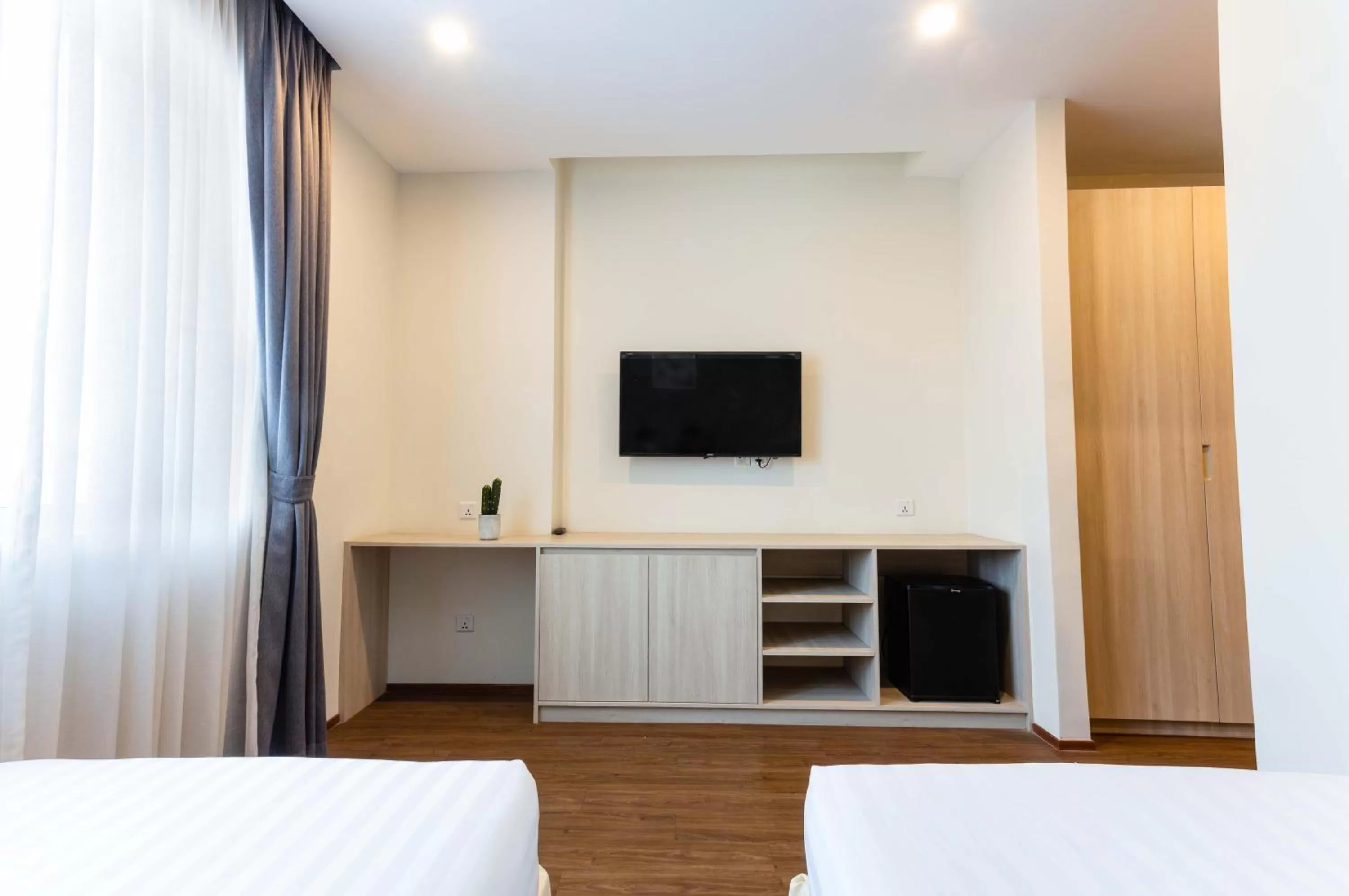 Communal lounge/ TV room, Bed in Joli Hotel