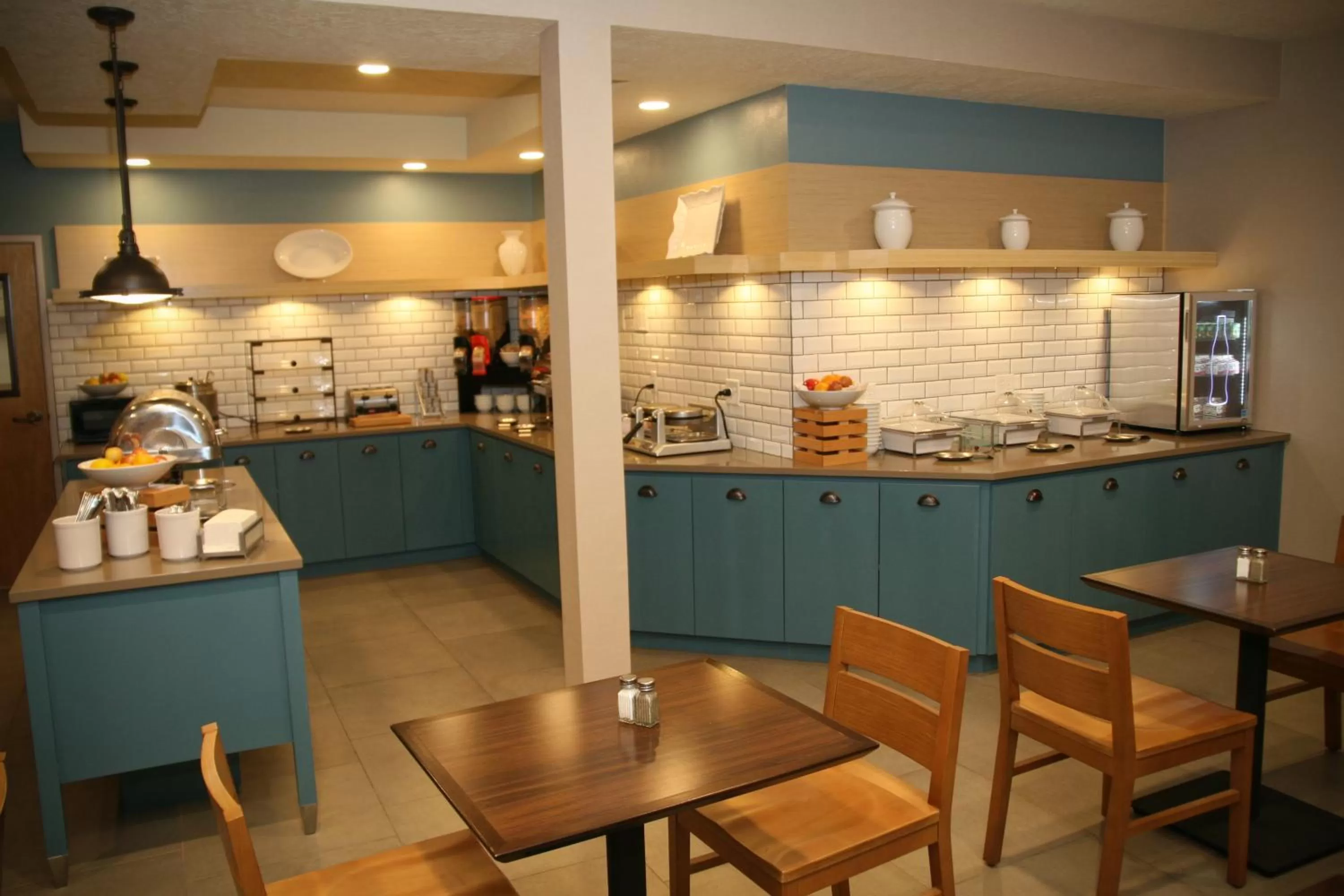 Buffet breakfast in Country Inn & Suites by Radisson, Prineville, OR