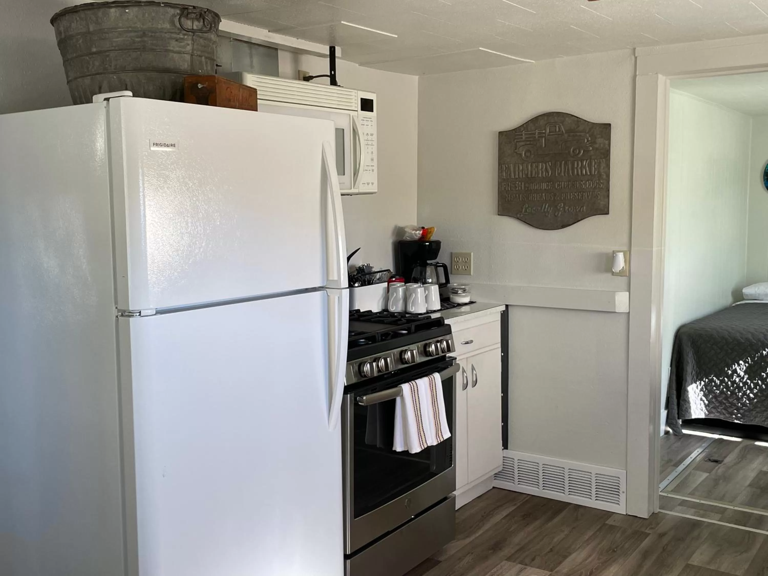 Kitchen or kitchenette in East Side Motel & Cabins