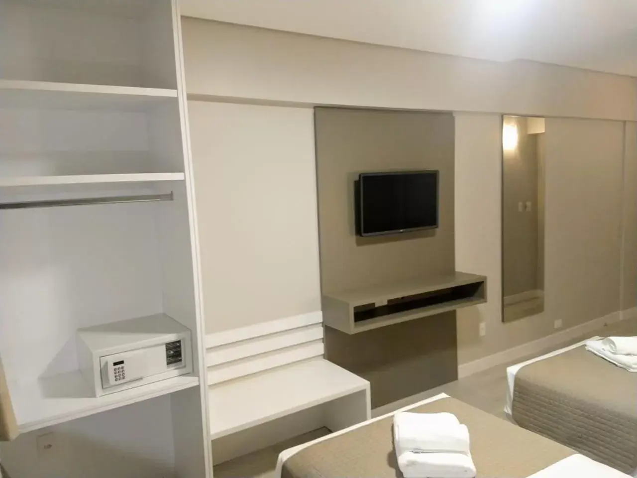 TV and multimedia, TV/Entertainment Center in Tri Hotel Executive Indaial