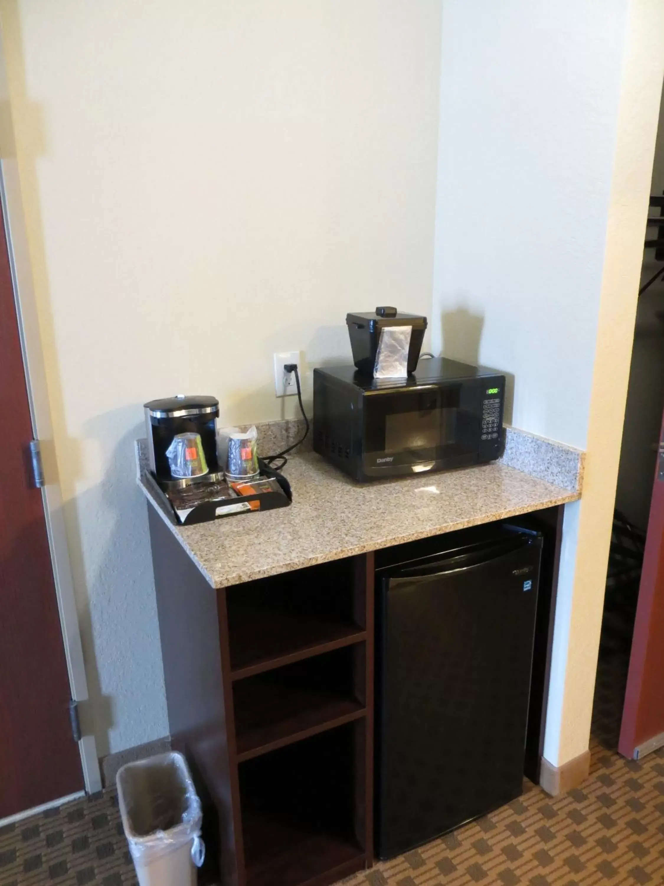 Coffee/tea facilities, Kitchen/Kitchenette in Cobblestone Inn & Suites - Harper