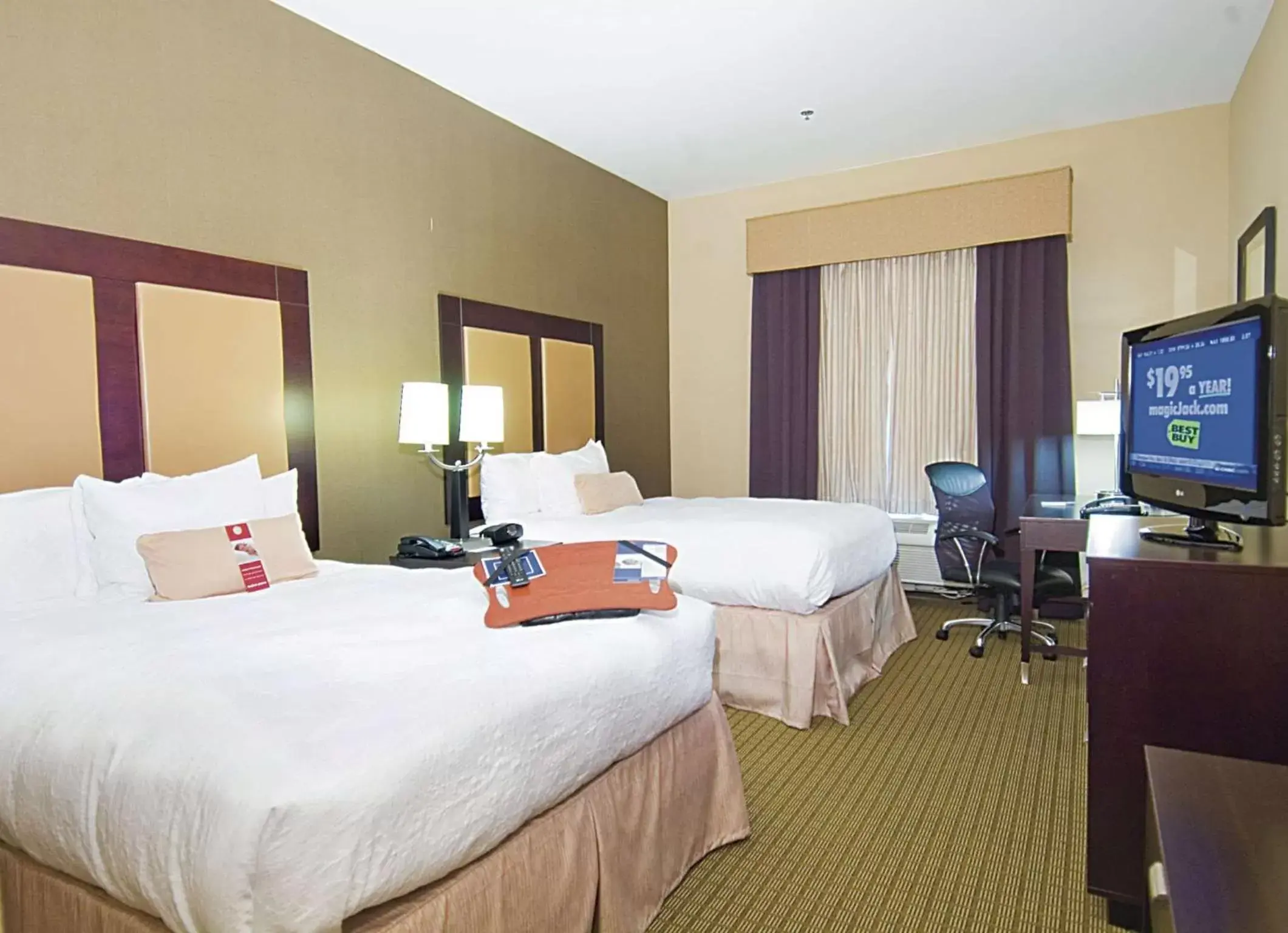 Bed in Hampton Inn & Suites Decatur