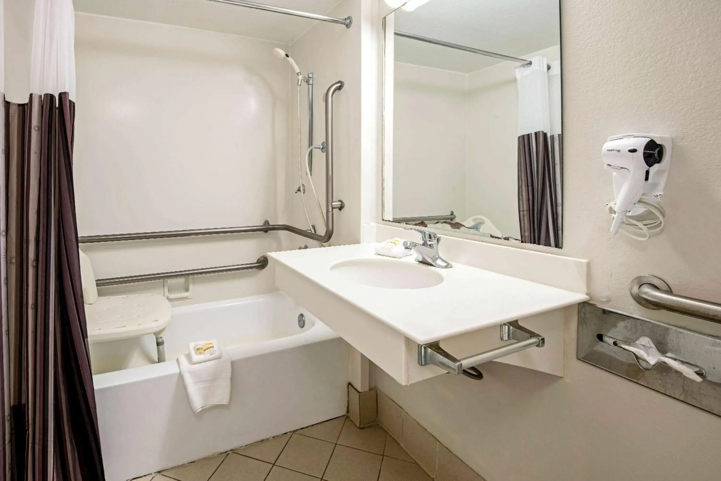 Bathroom in La Quinta Inn by Wyndham Amarillo Mid-City
