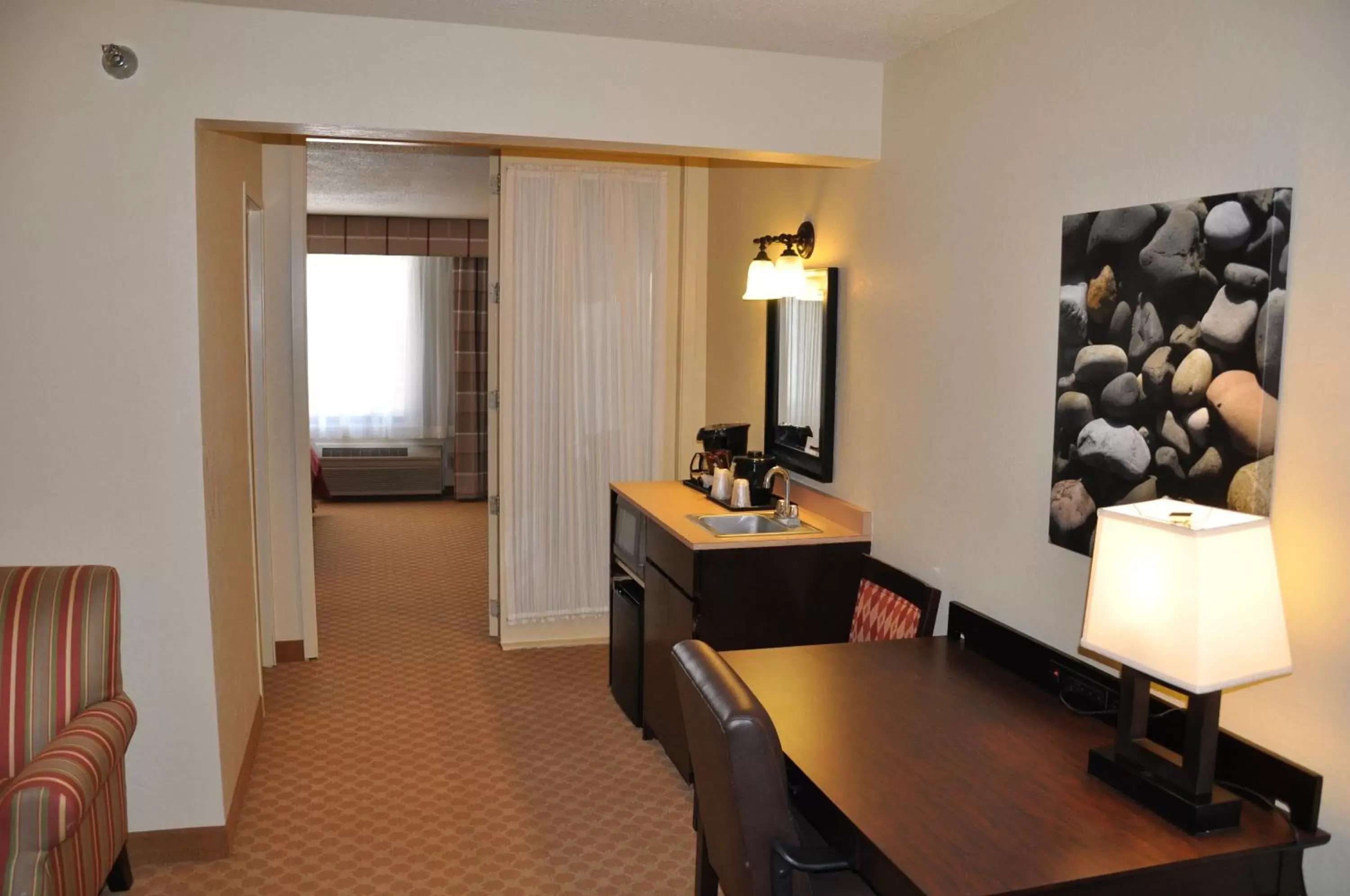 Seating area, TV/Entertainment Center in Country Inn & Suites by Radisson, Coon Rapids, MN