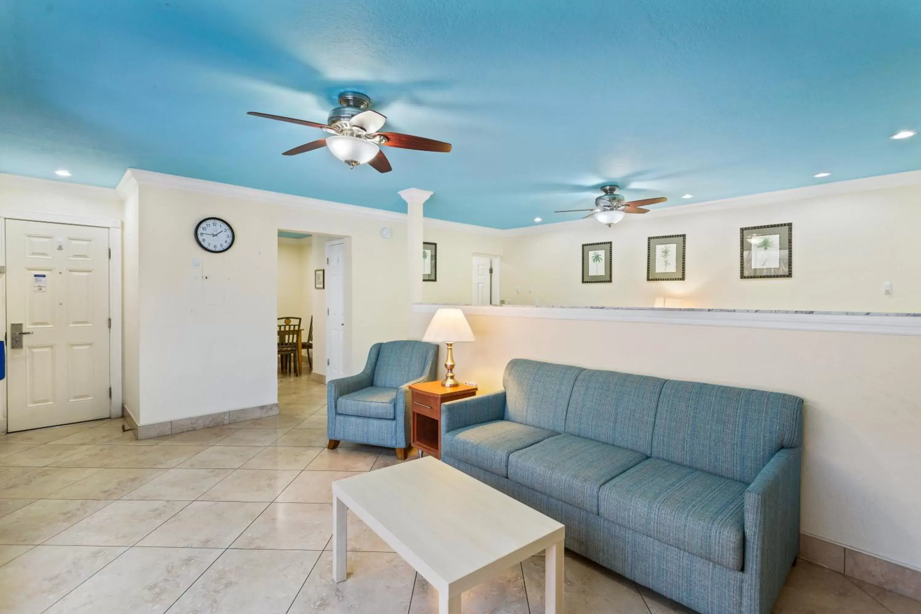 Living room, Seating Area in Bayview Plaza Waterfront Resort