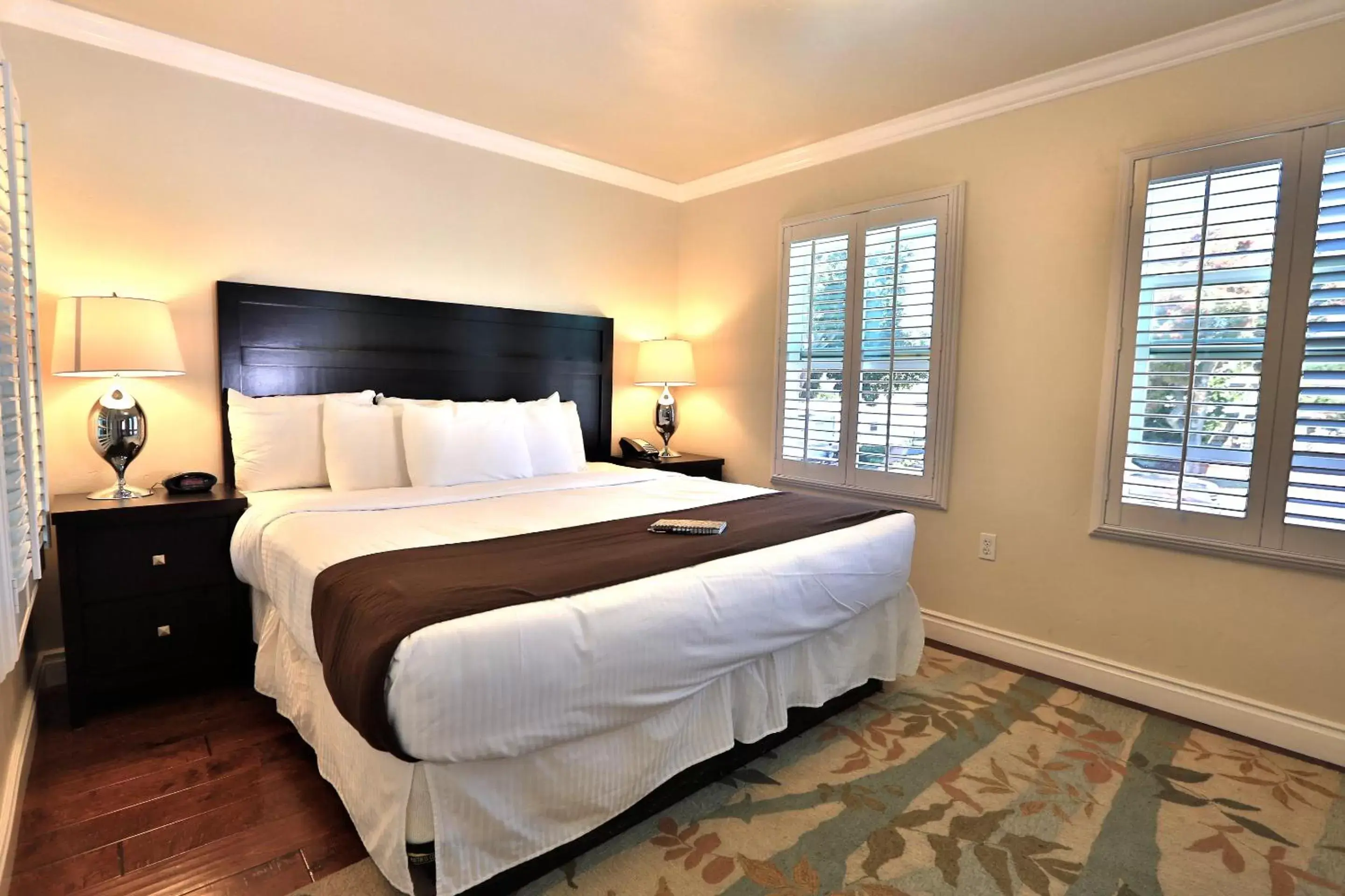 Bedroom, Bed in Beach Bungalow Inn and Suites