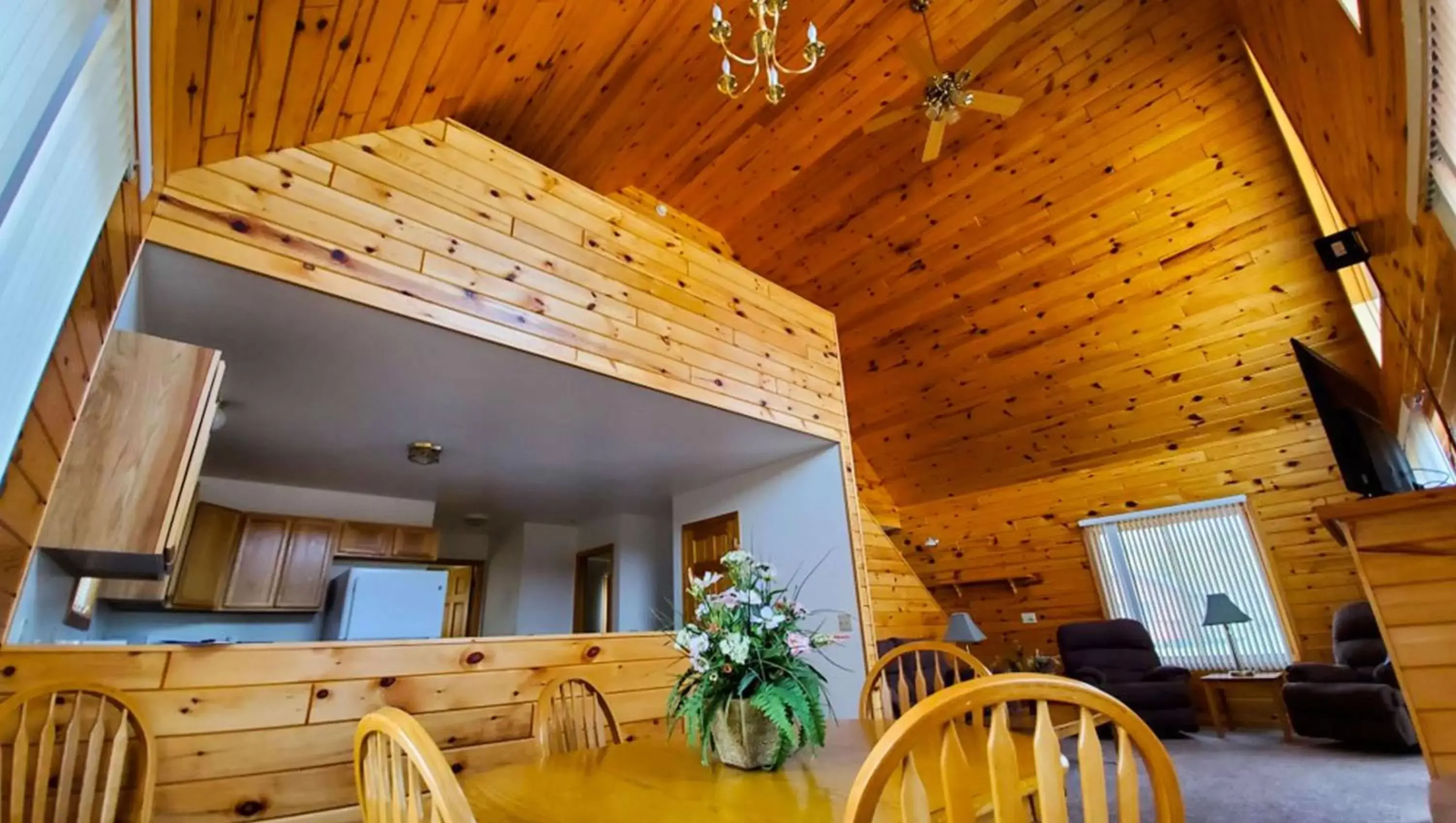 Photo of the whole room in Jasper Ridge Inn Ishpeming