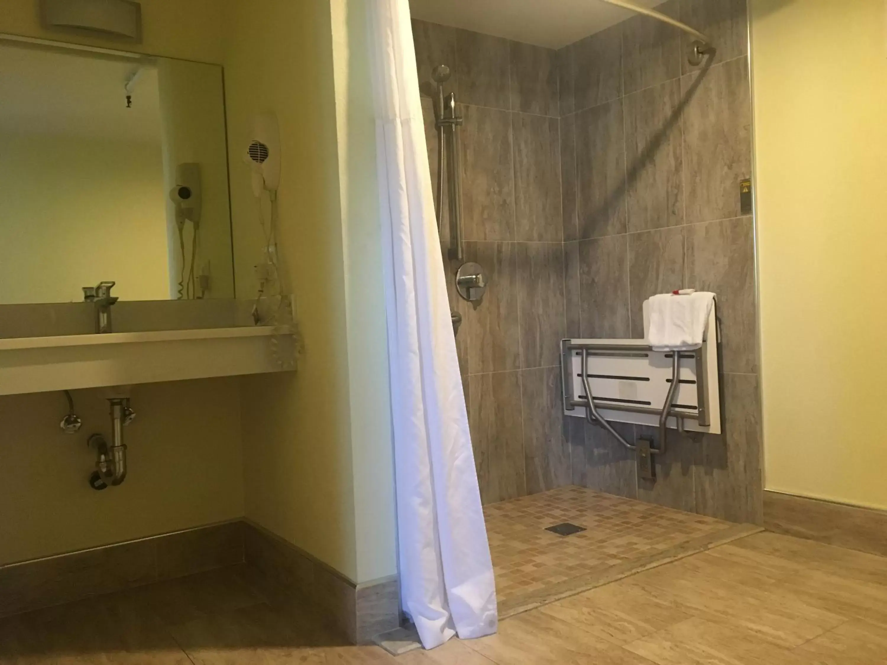 Shower, Bathroom in Travelodge by Wyndham Fairfield/Napa Valley