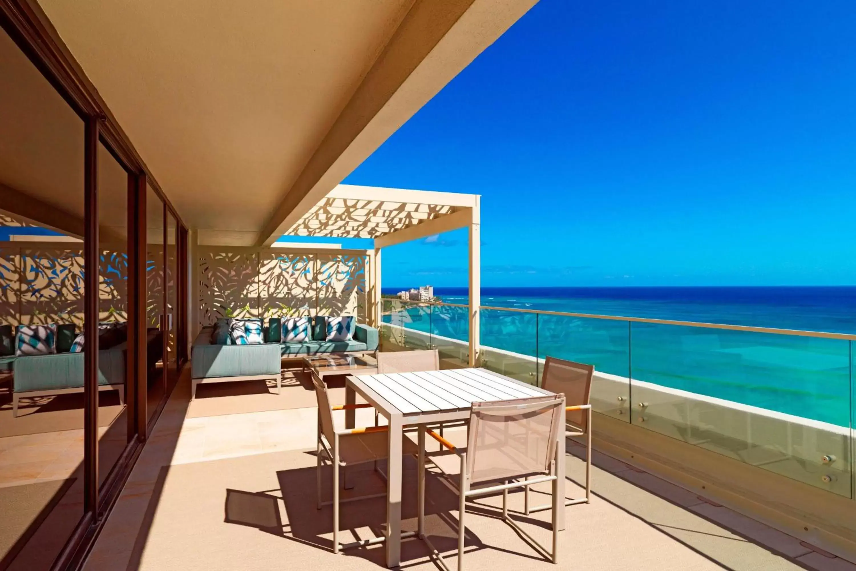 Photo of the whole room, Balcony/Terrace in Moana Surfrider, A Westin Resort & Spa, Waikiki Beach