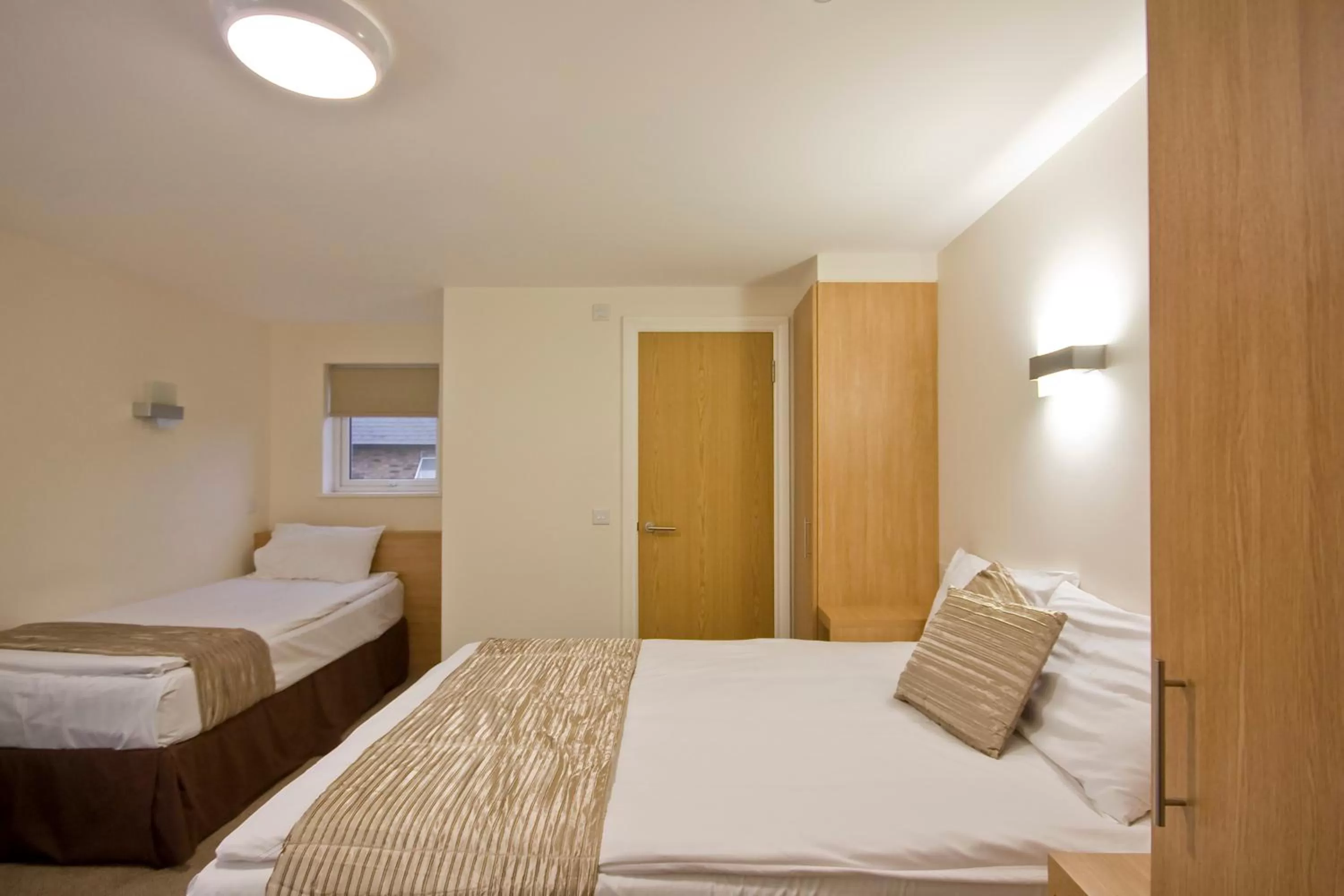 Photo of the whole room, Bed in Queens Hotel