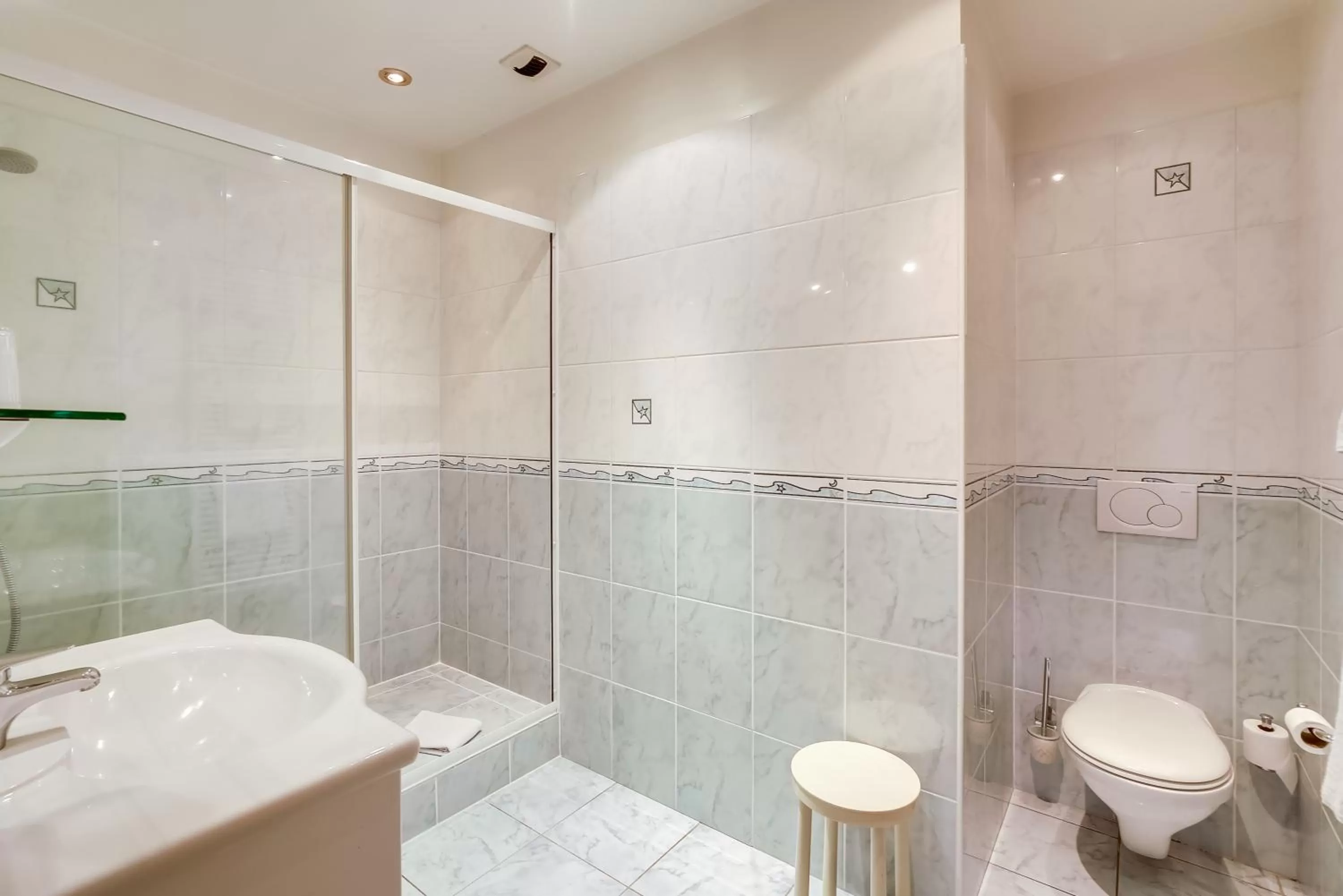 Shower in Logis Hôtel Marguerite