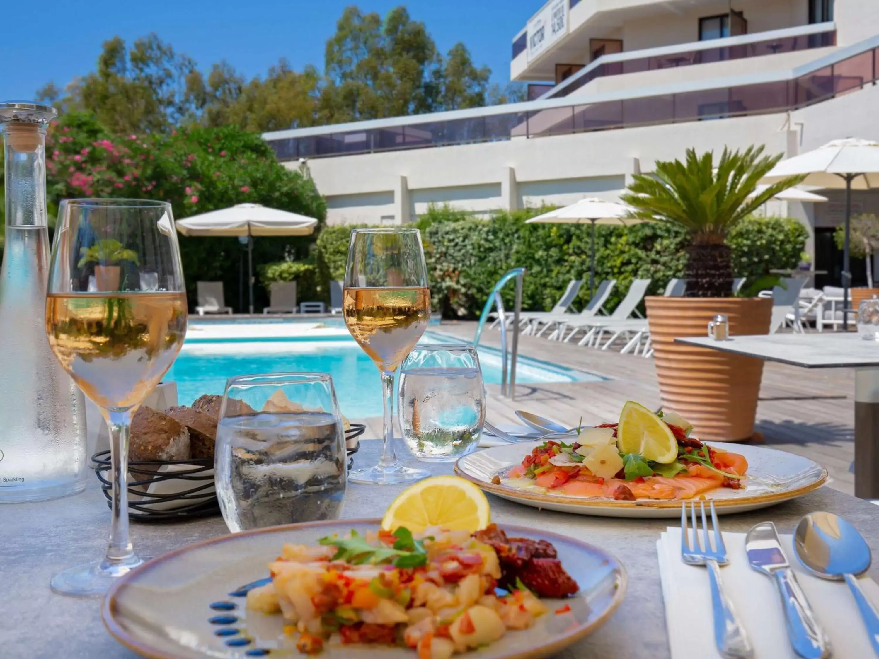 Restaurant/places to eat, Swimming Pool in Mercure Hyères Centre Côte d'Azur