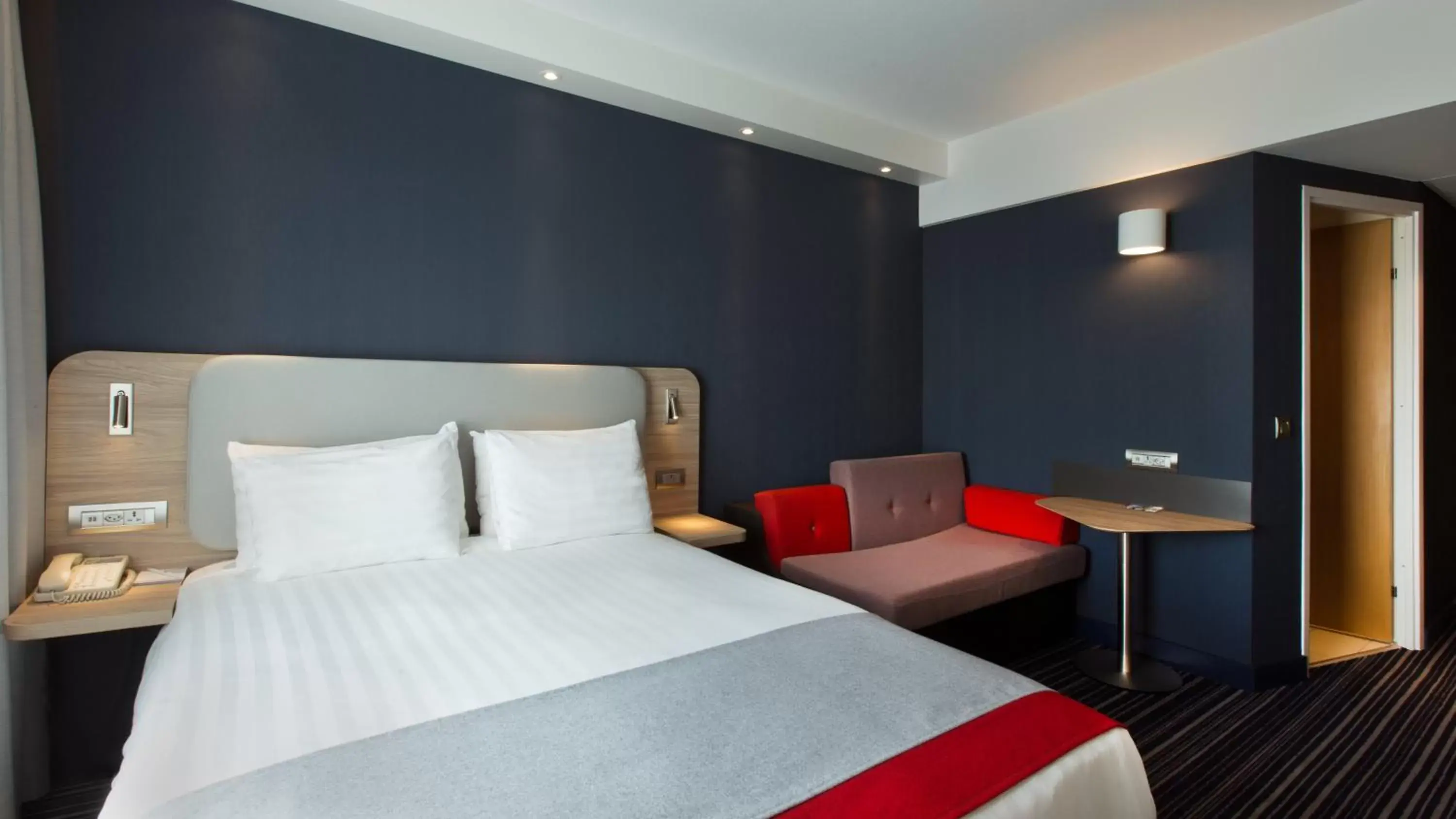 Photo of the whole room, Bed in Holiday Inn Express Geneva Airport