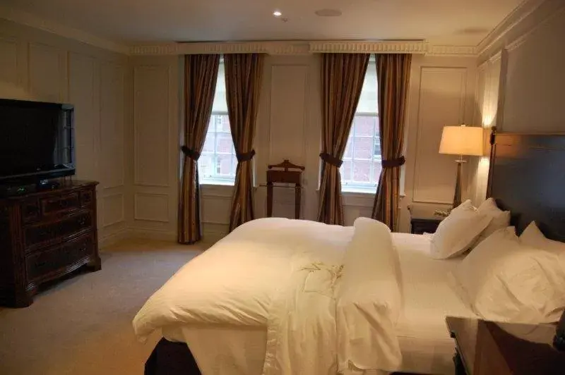 Bedroom, Bed in Windsor Arms Hotel