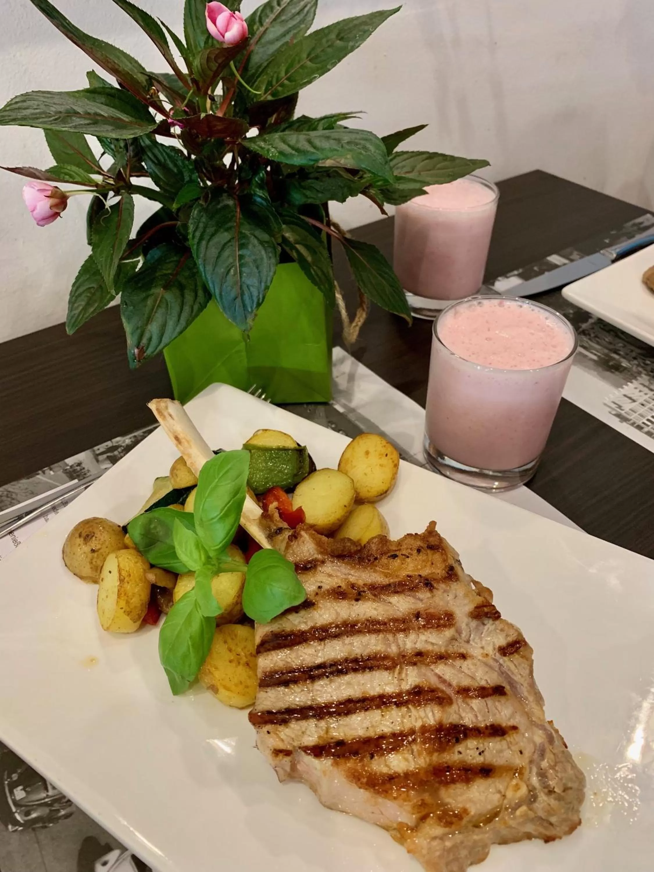 Food and drinks in Boutique Hotel Goldene Henne