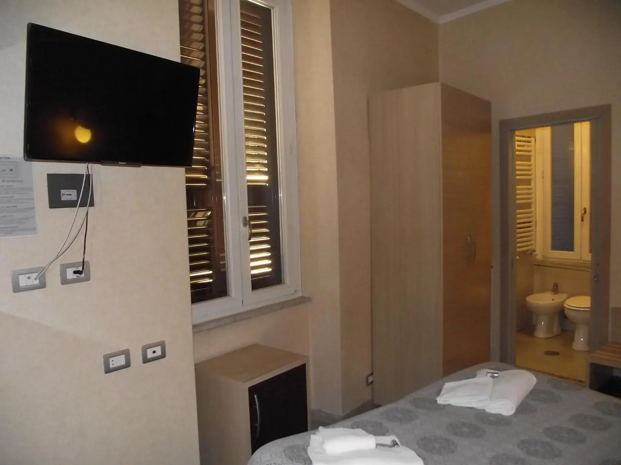 Bed, TV/Entertainment Center in Hotel Elide