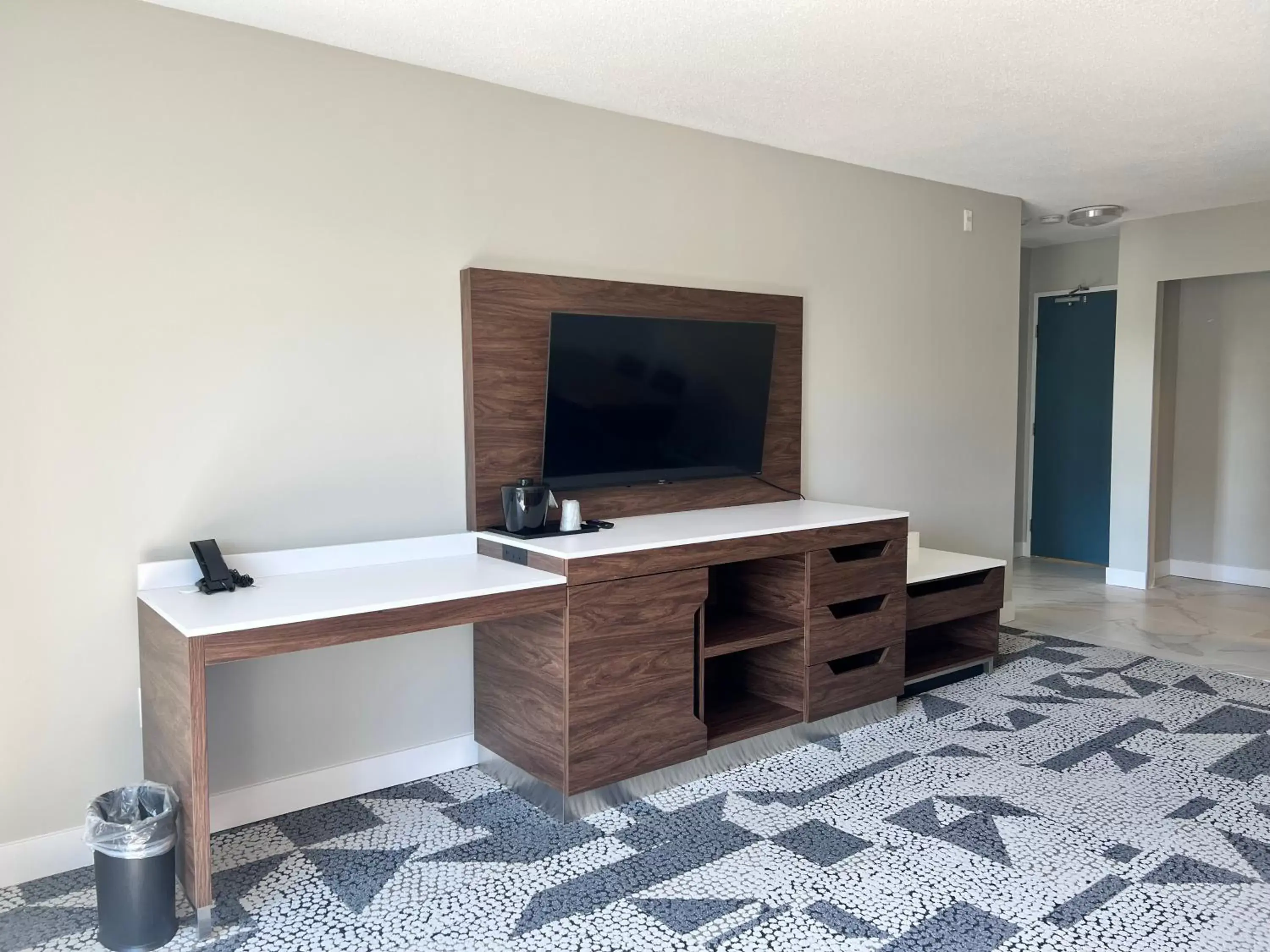 TV and multimedia, TV/Entertainment Center in The Vic, Ascend Hotel Collection