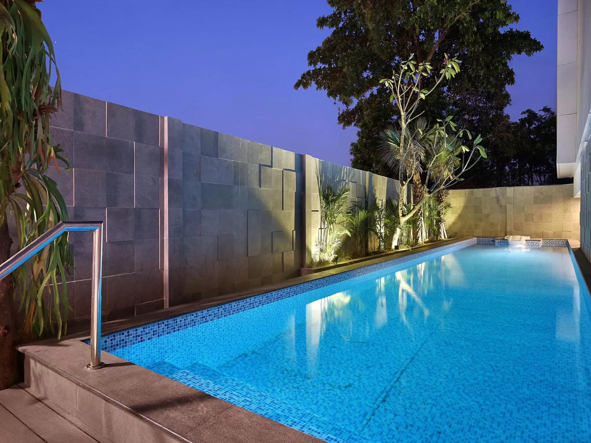 Swimming pool in Swiss-Belinn Simatupang