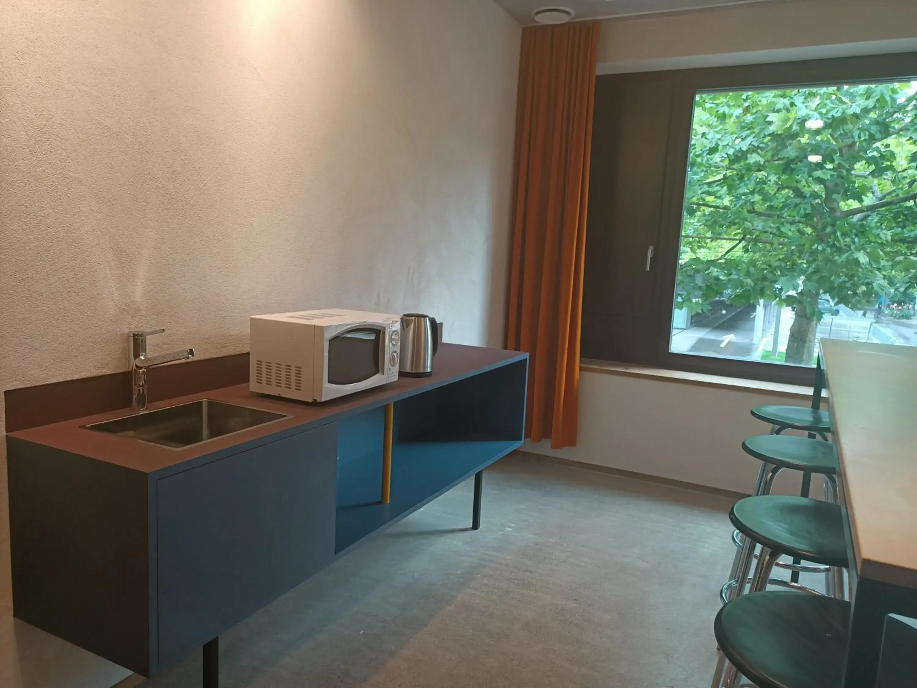 Communal kitchen, Kitchen/Kitchenette in Interlaken Youth Hostel