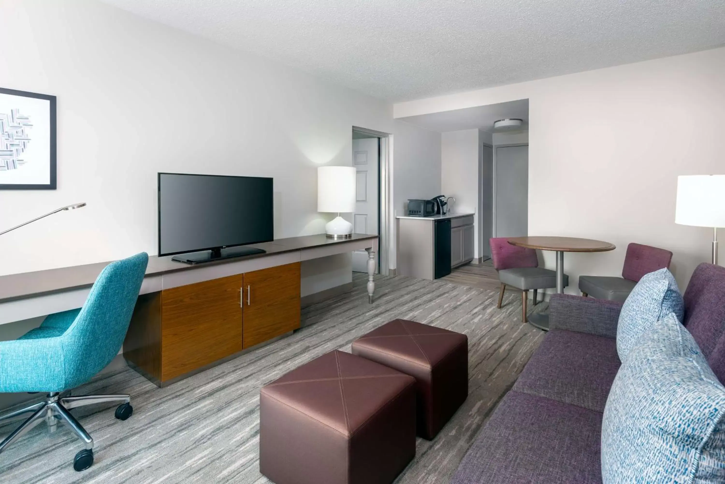 Bedroom, TV/Entertainment Center in Hilton Garden Inn Charlotte Uptown