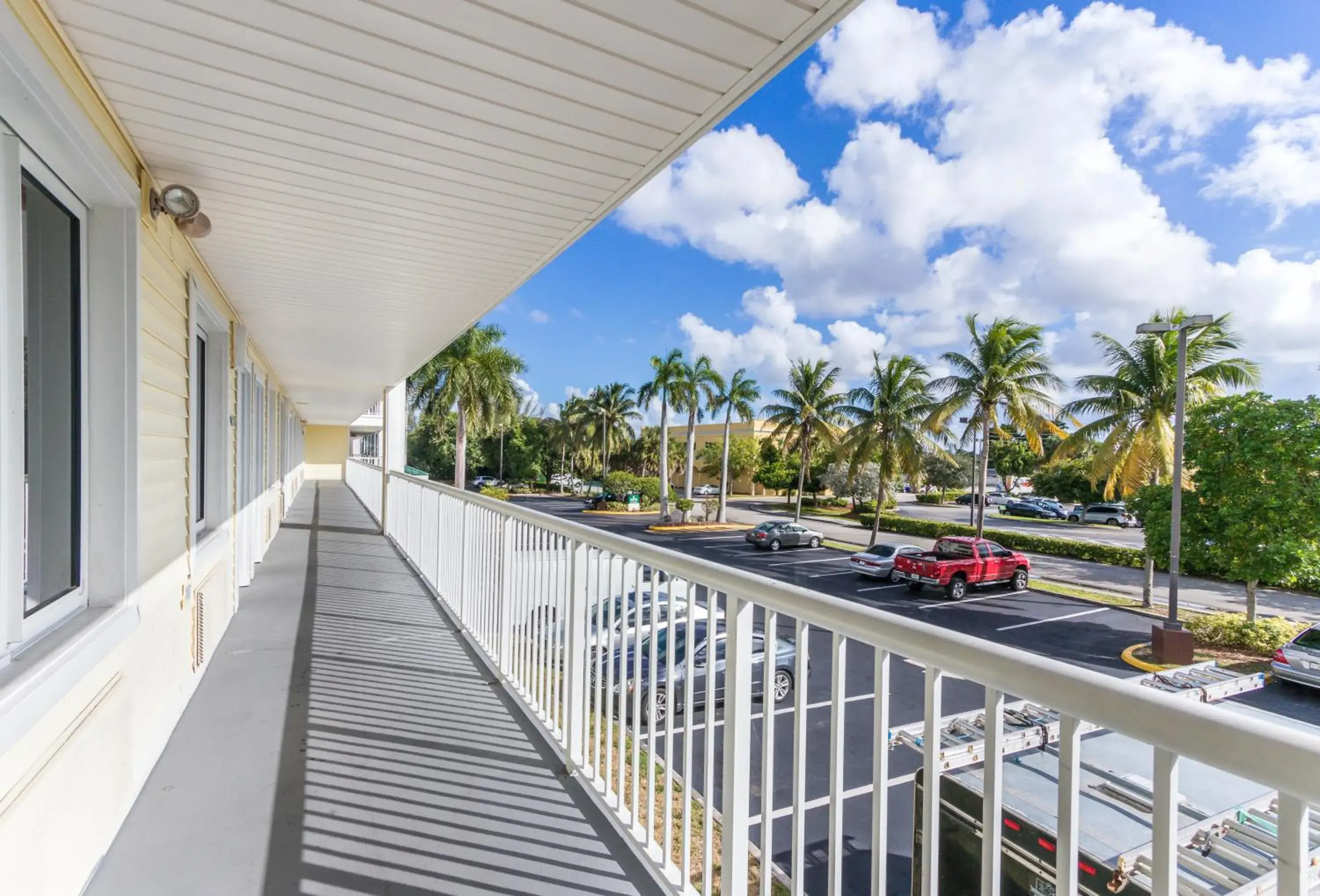 Property building, Balcony/Terrace in HomeTowne Studios by Red Roof Fort Lauderdale