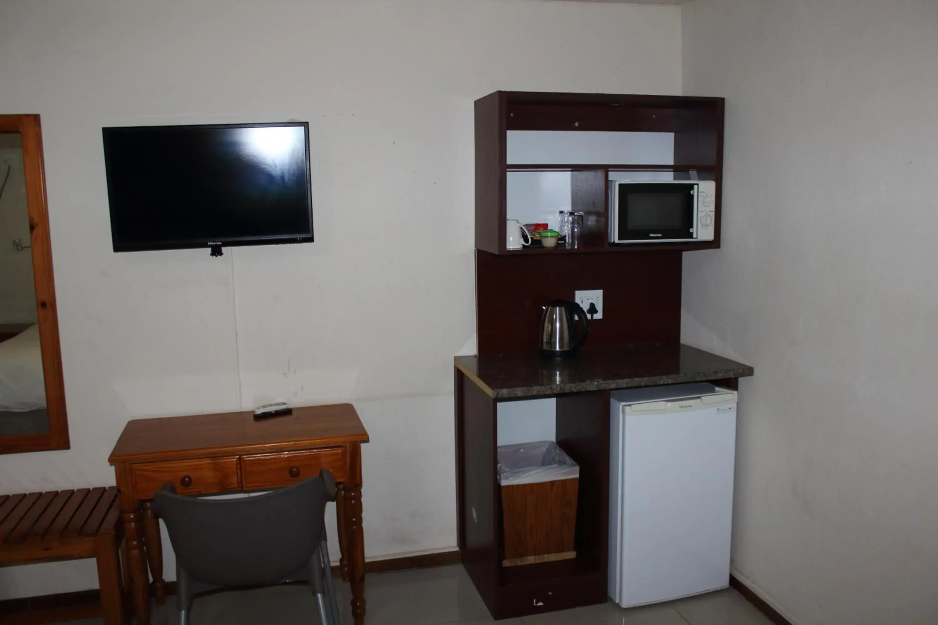 Kitchen or kitchenette, TV/Entertainment Center in Purple Olive Guest House