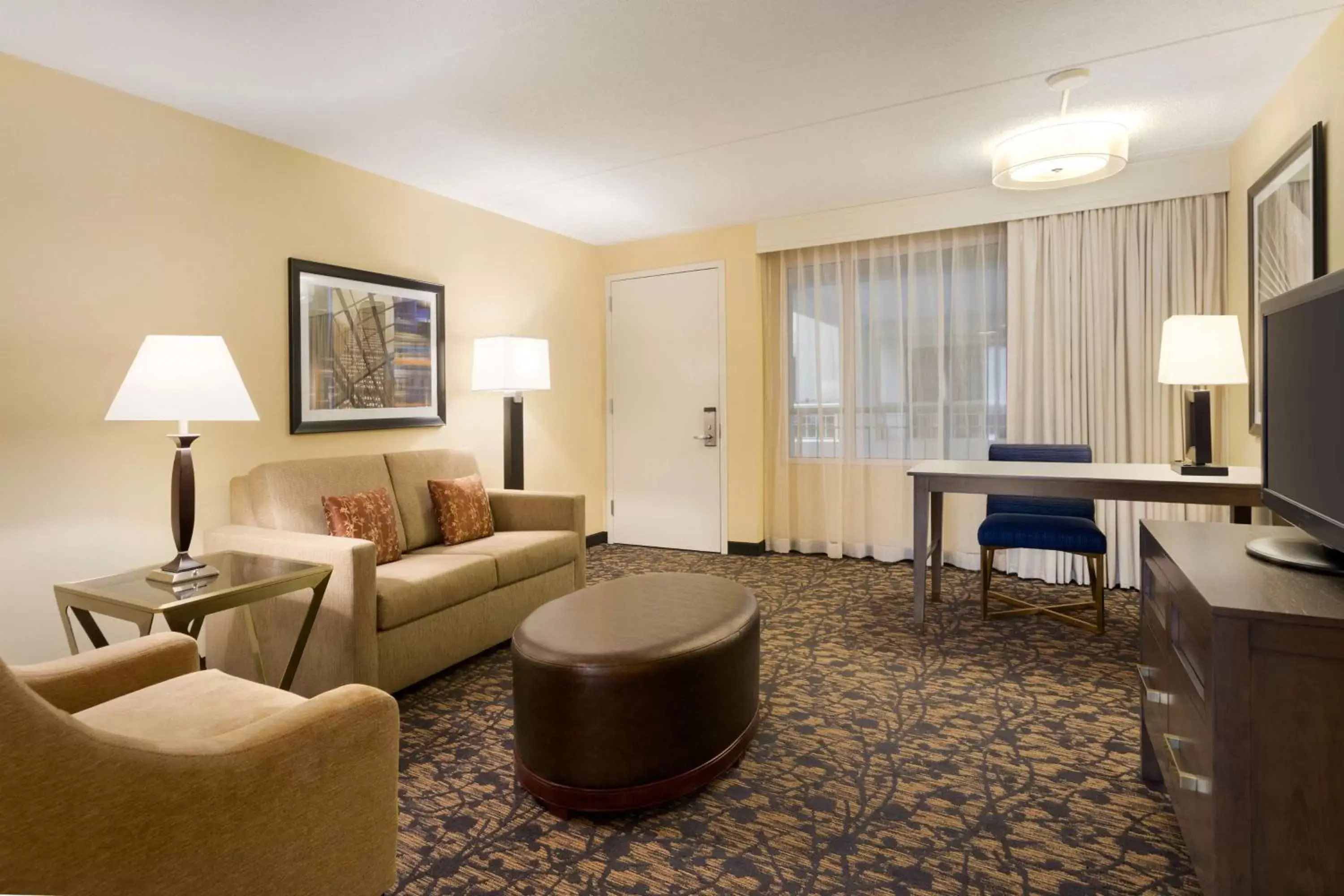 Living room, Seating Area in Embassy Suites by Hilton Boston Waltham