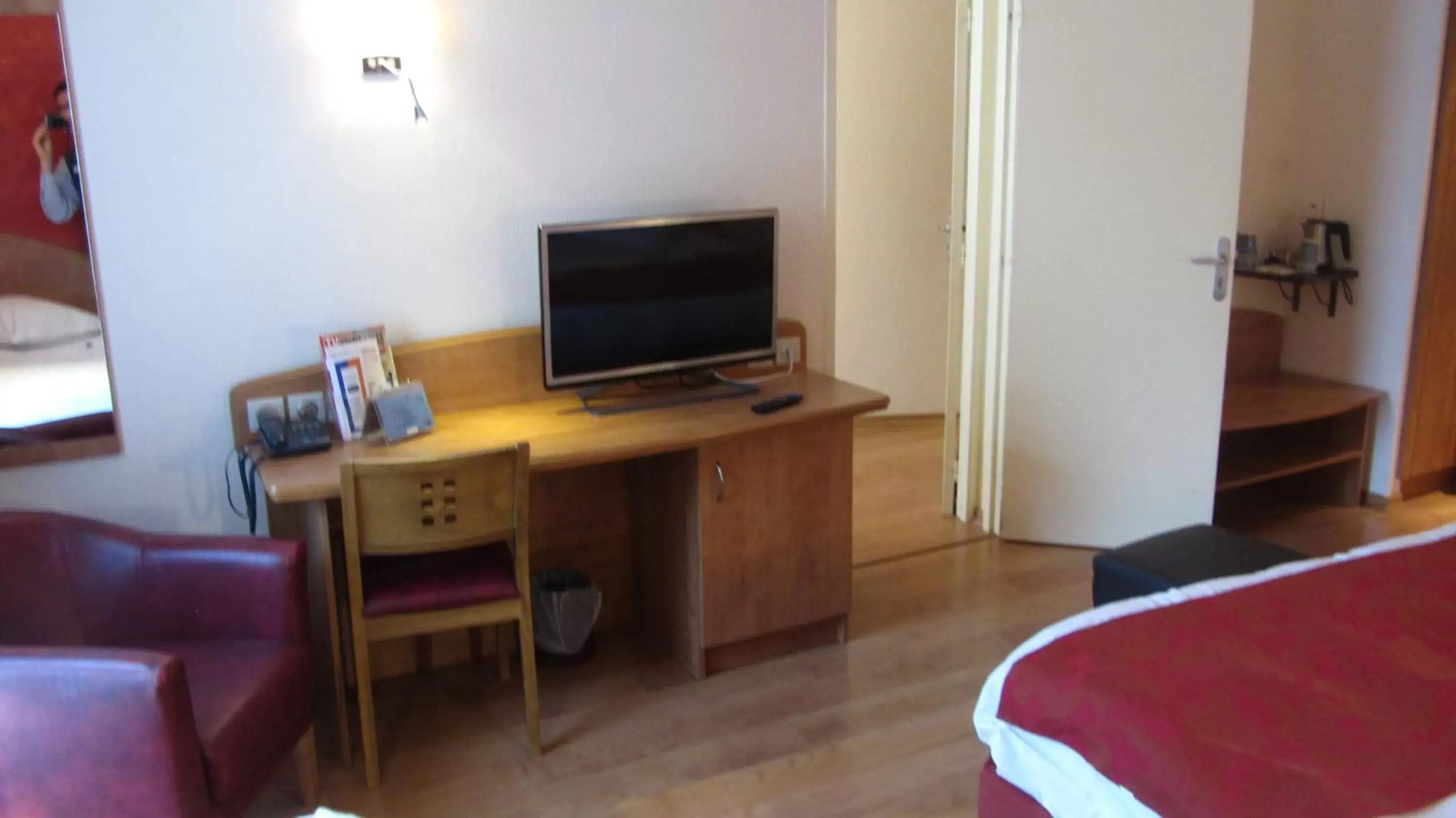 Photo of the whole room, TV/Entertainment Center in Kyriad Nîmes Ouest A9