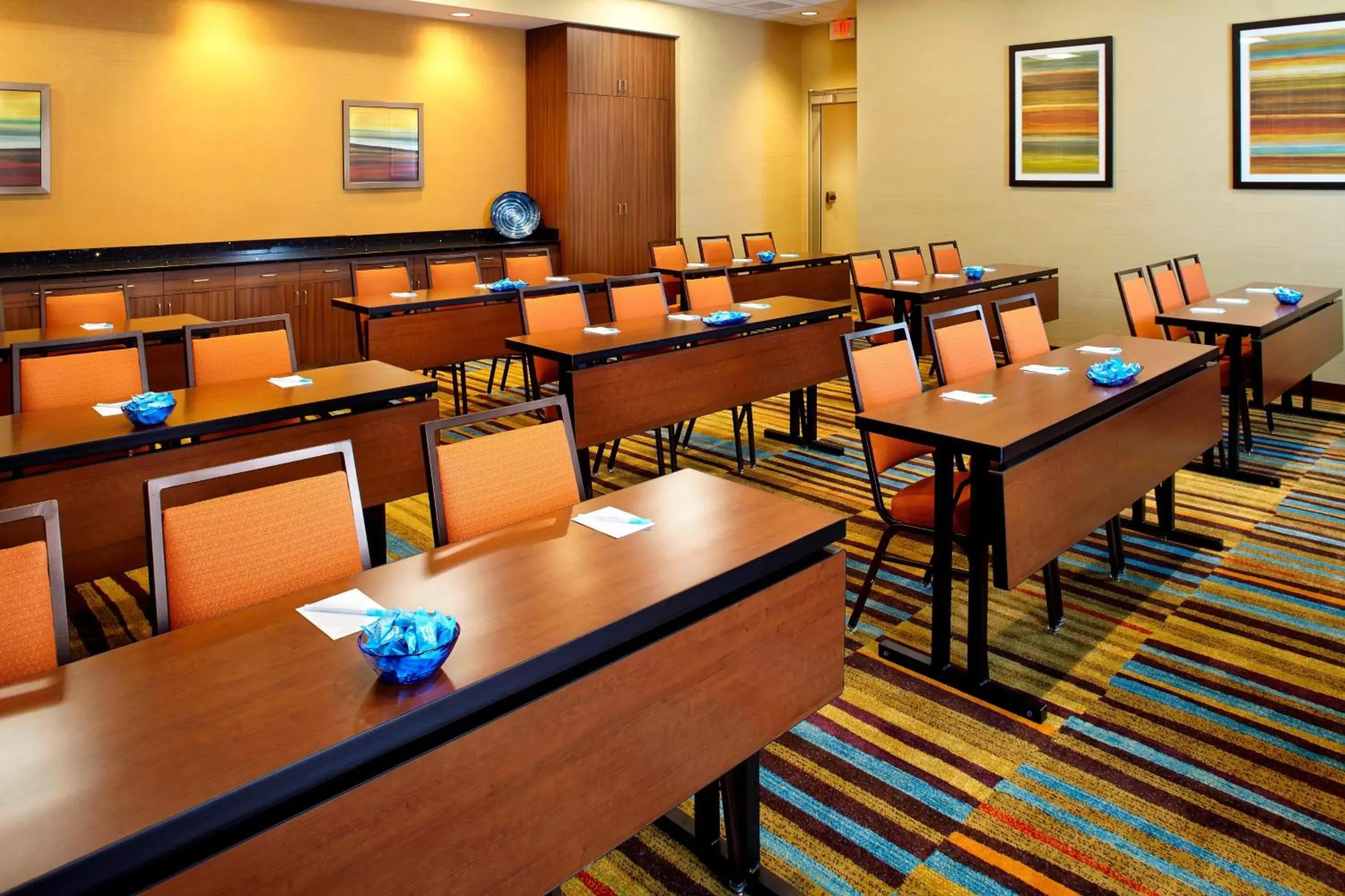 Meeting/conference room, Restaurant/Places to Eat in Fairfield by Marriott Inn & Suites Wheeling at The Highlands