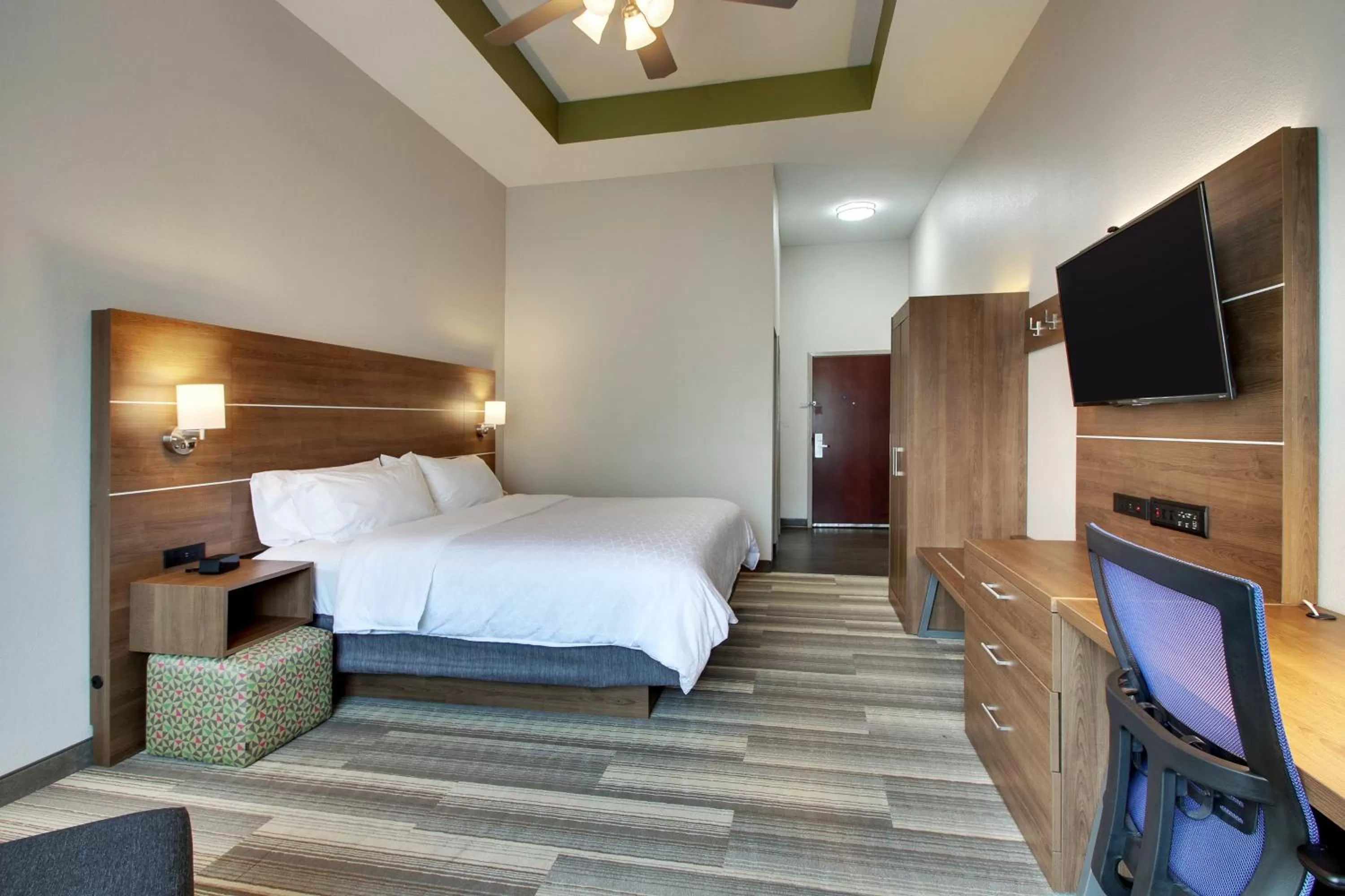 Photo of the whole room, Bed in Holiday Inn Express & Suites Laurel by IHG