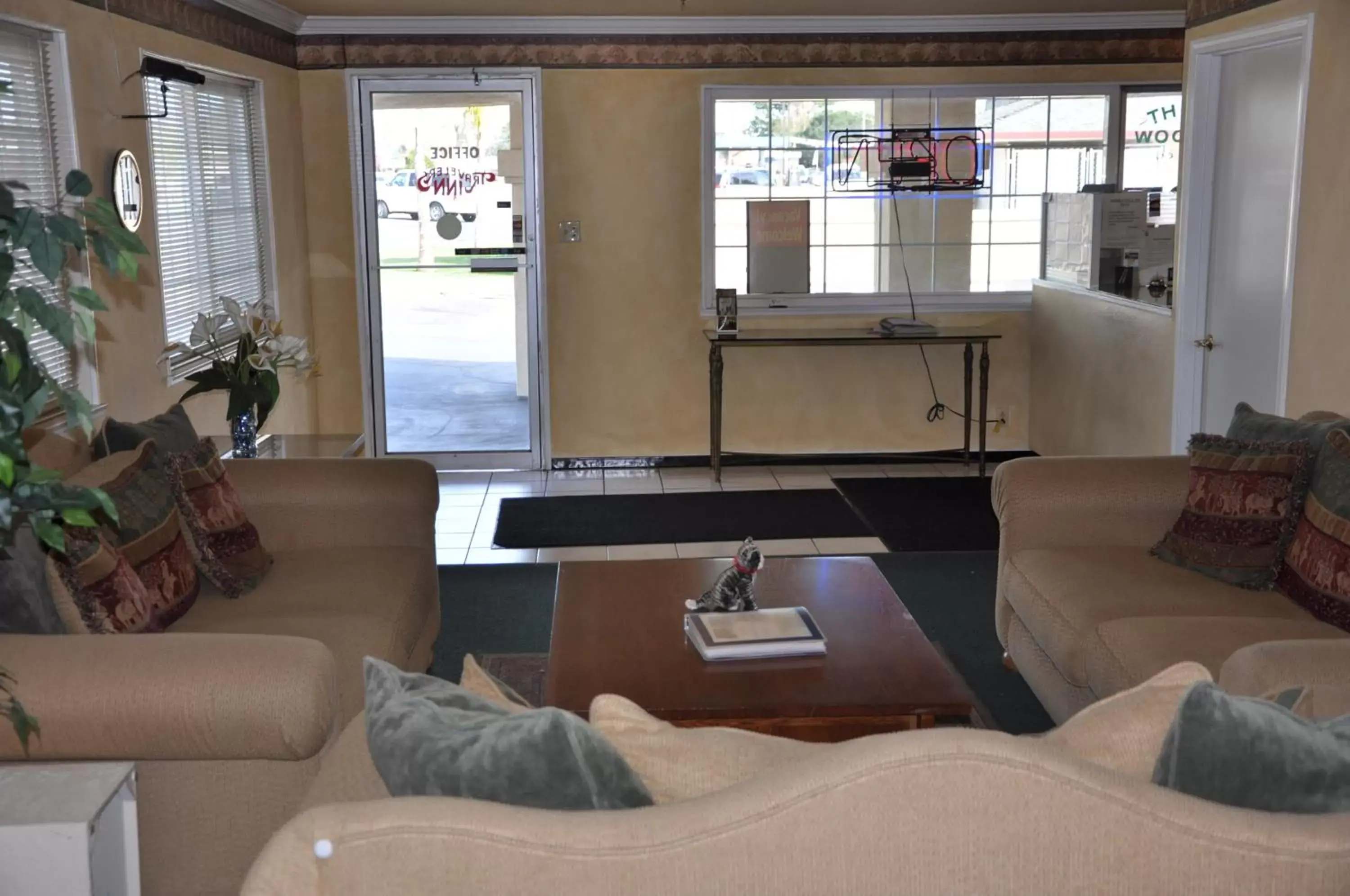 Lobby or reception, Seating Area in Travelers Inn Manteca