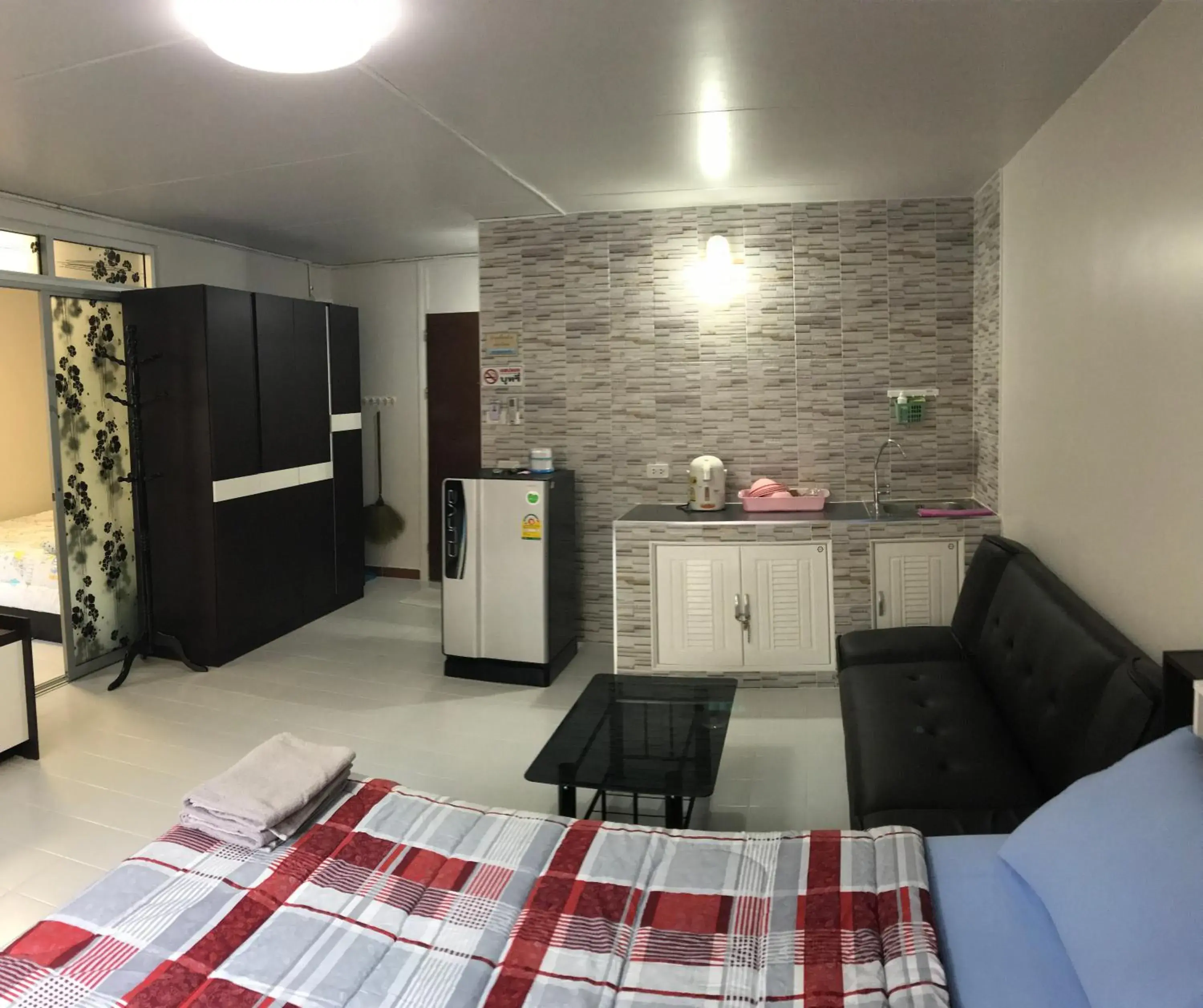 Photo of the whole room, Kitchen/Kitchenette in Muangthongthani Rental/Khun Dan