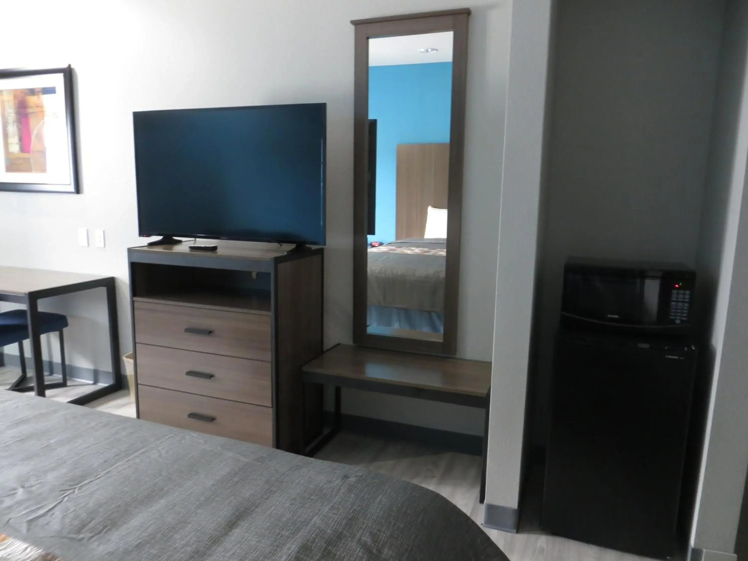 TV and multimedia, TV/Entertainment Center in Haven Inn & Suites willowbrook