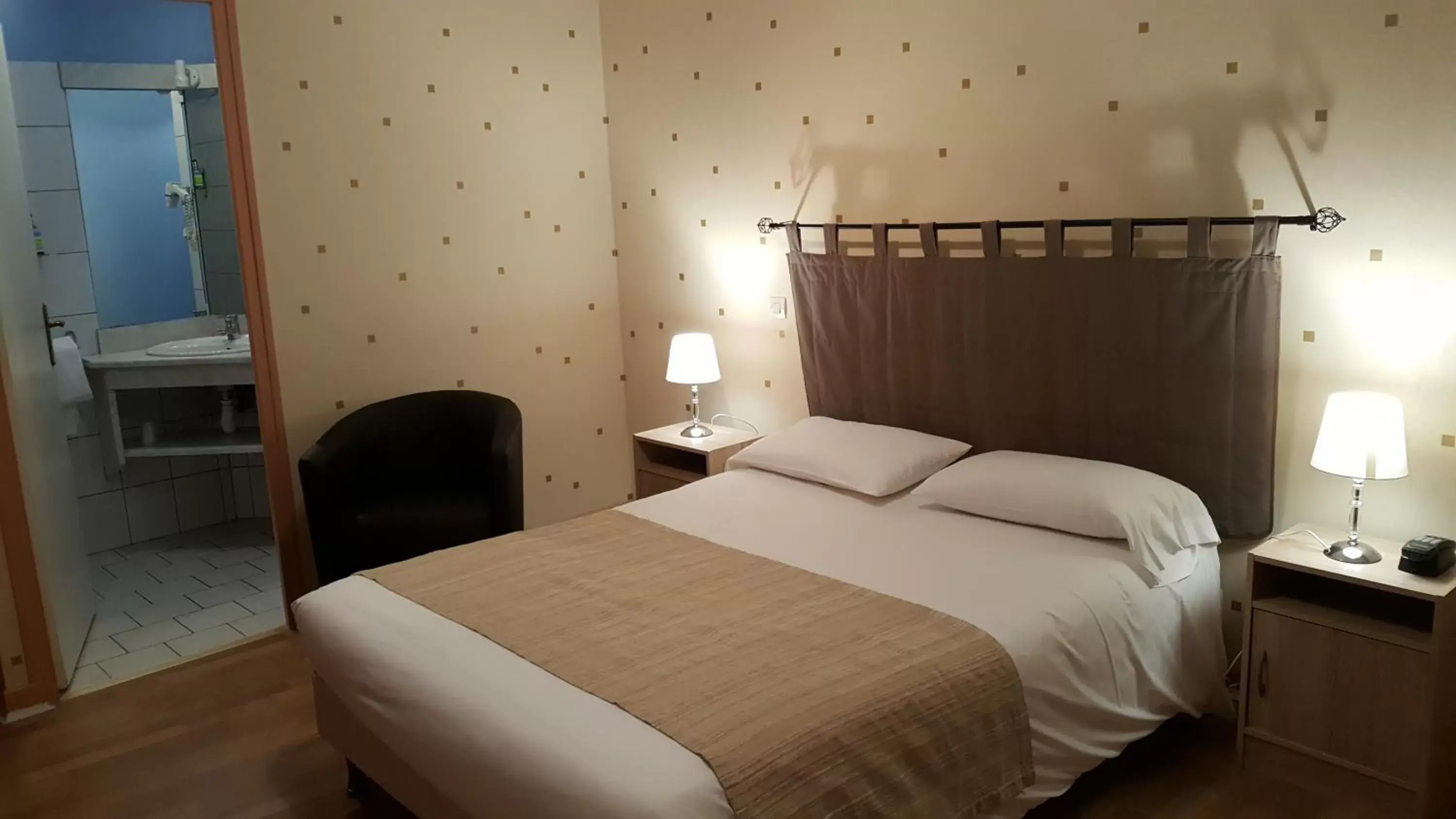 Photo of the whole room, Bed in Hotel Le Bon Laboureur