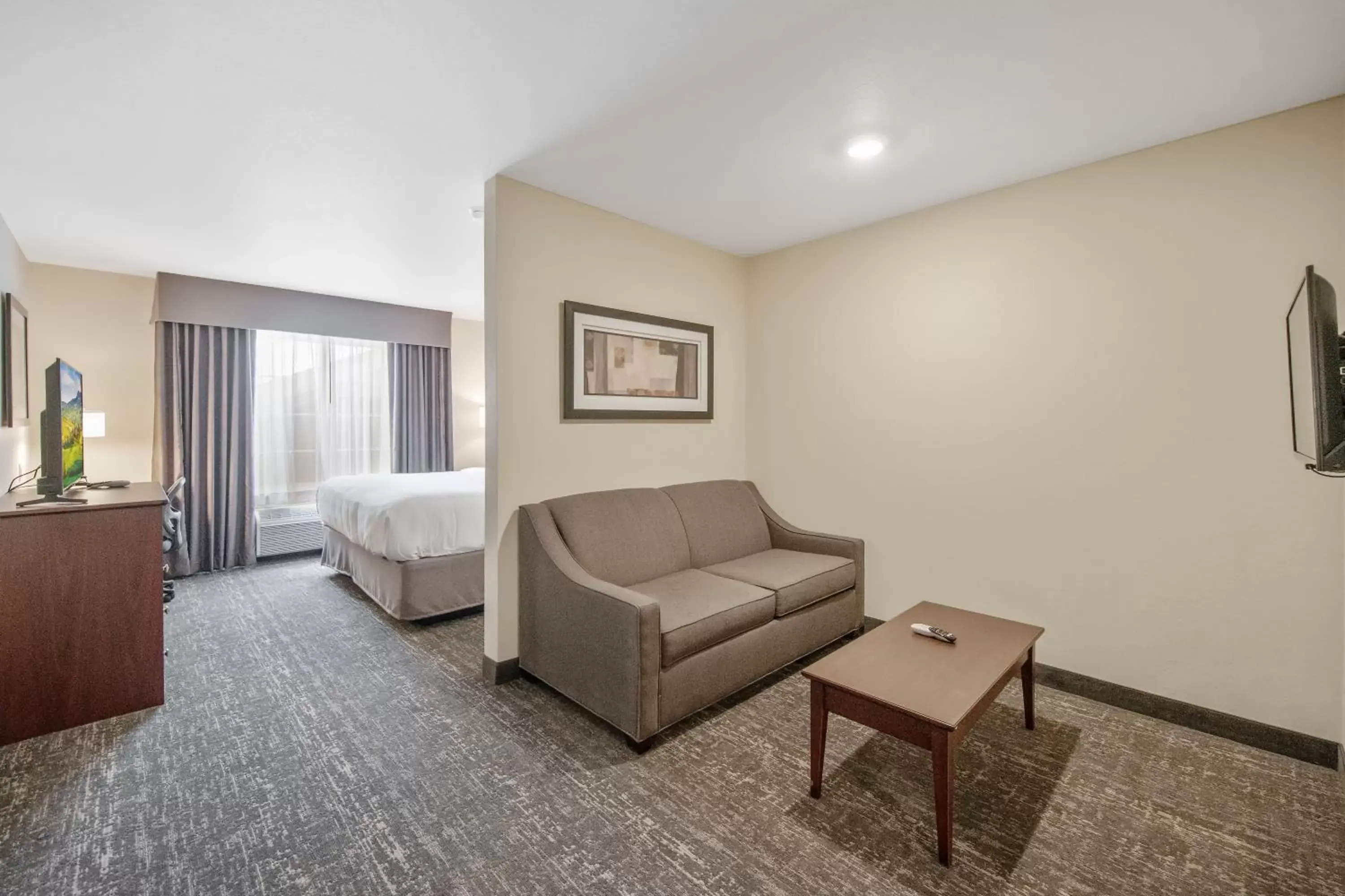 Bed, Seating Area in Cobblestone Hotel & Suites - Austin