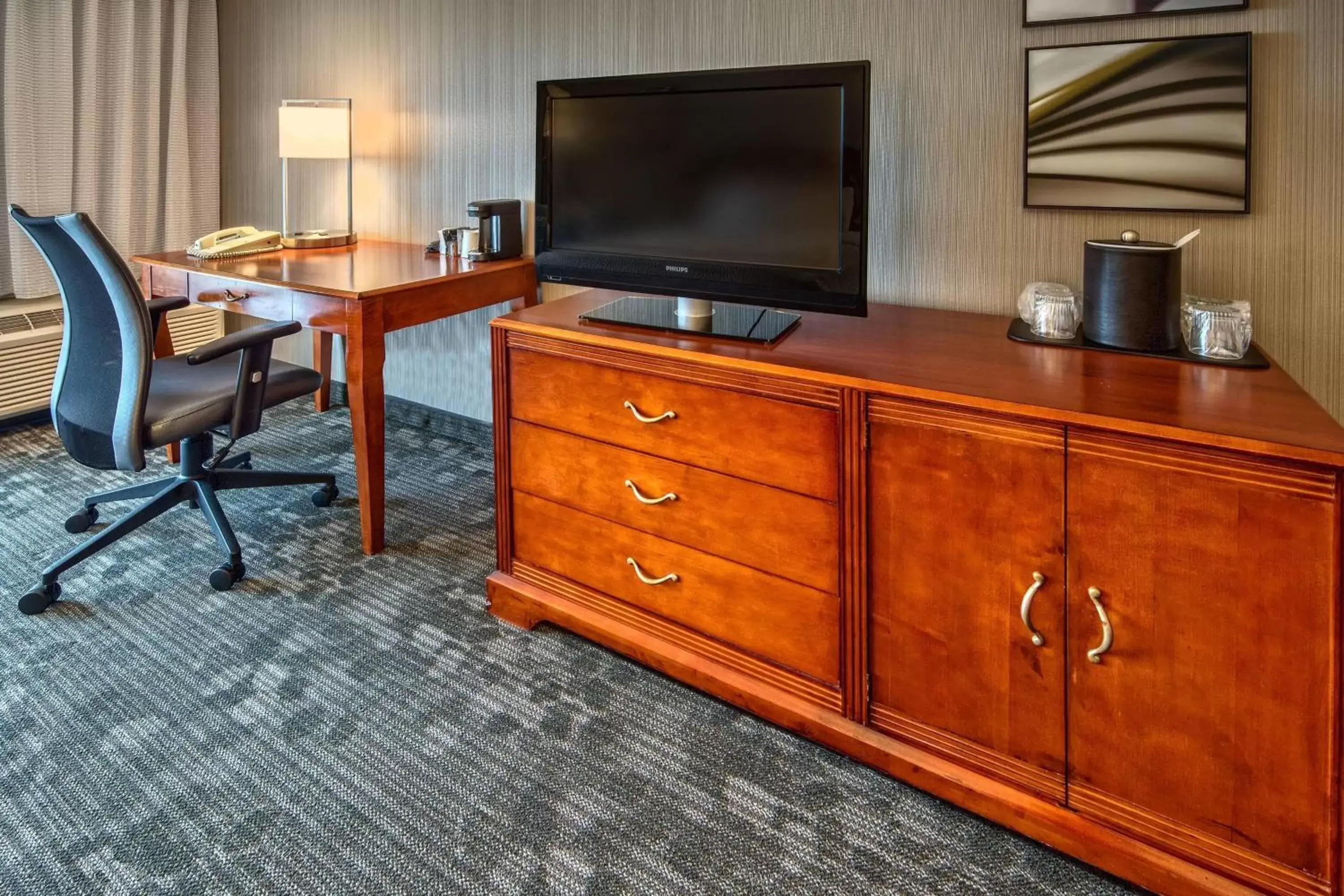 Photo of the whole room, TV/Entertainment Center in Courtyard by Marriott Springfield