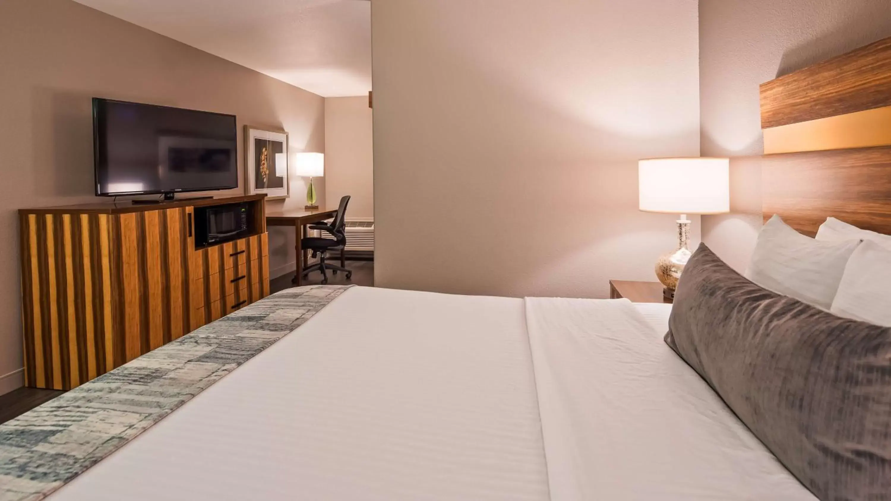 Photo of the whole room, Bed in Best Western Cedar Inn & Suites
