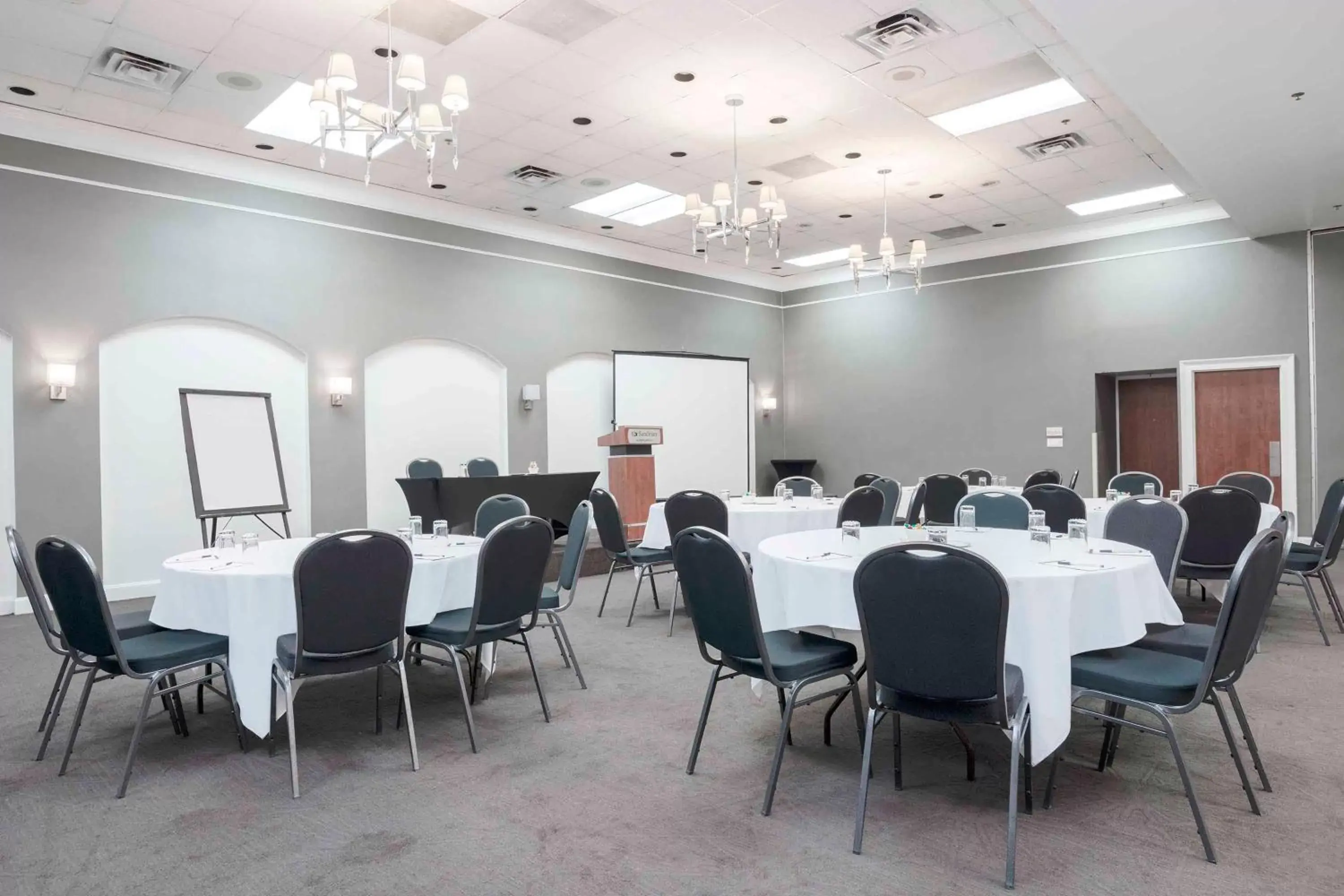 Meeting/conference room in Sandman Hotel Montreal - Longueuil