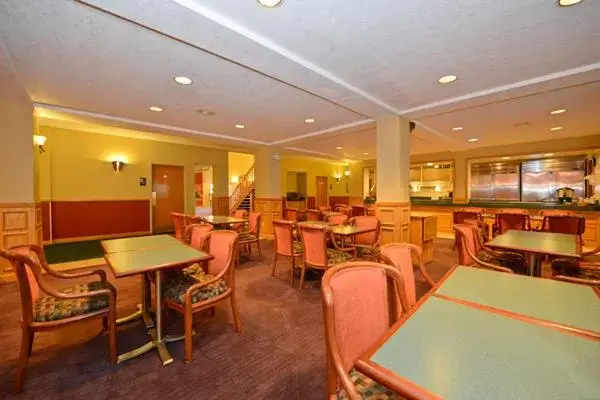 Restaurant/Places to Eat in Days Inn & Suites by Wyndham Kalamazoo