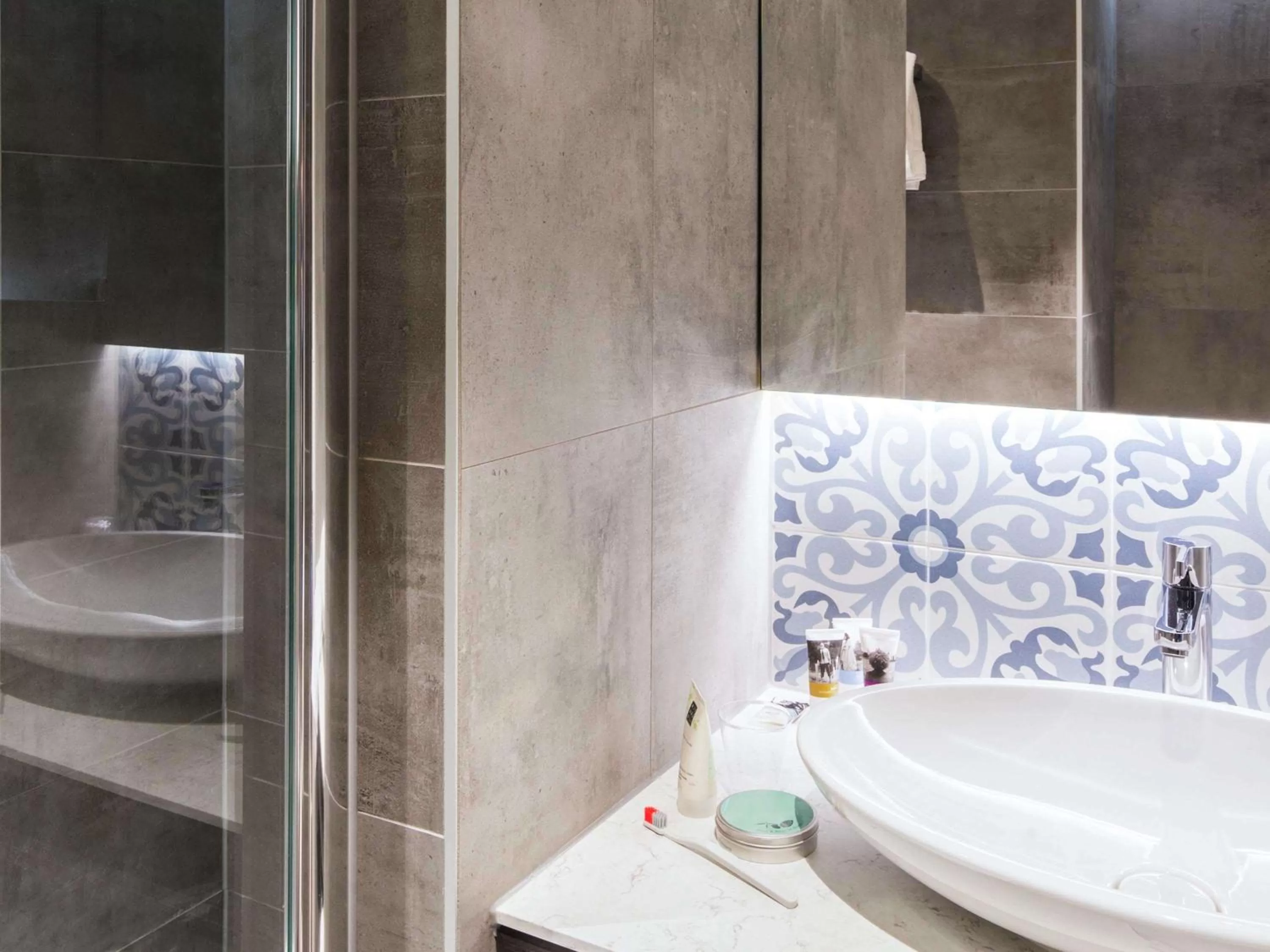 Photo of the whole room in Mercure Amsterdam City Hotel