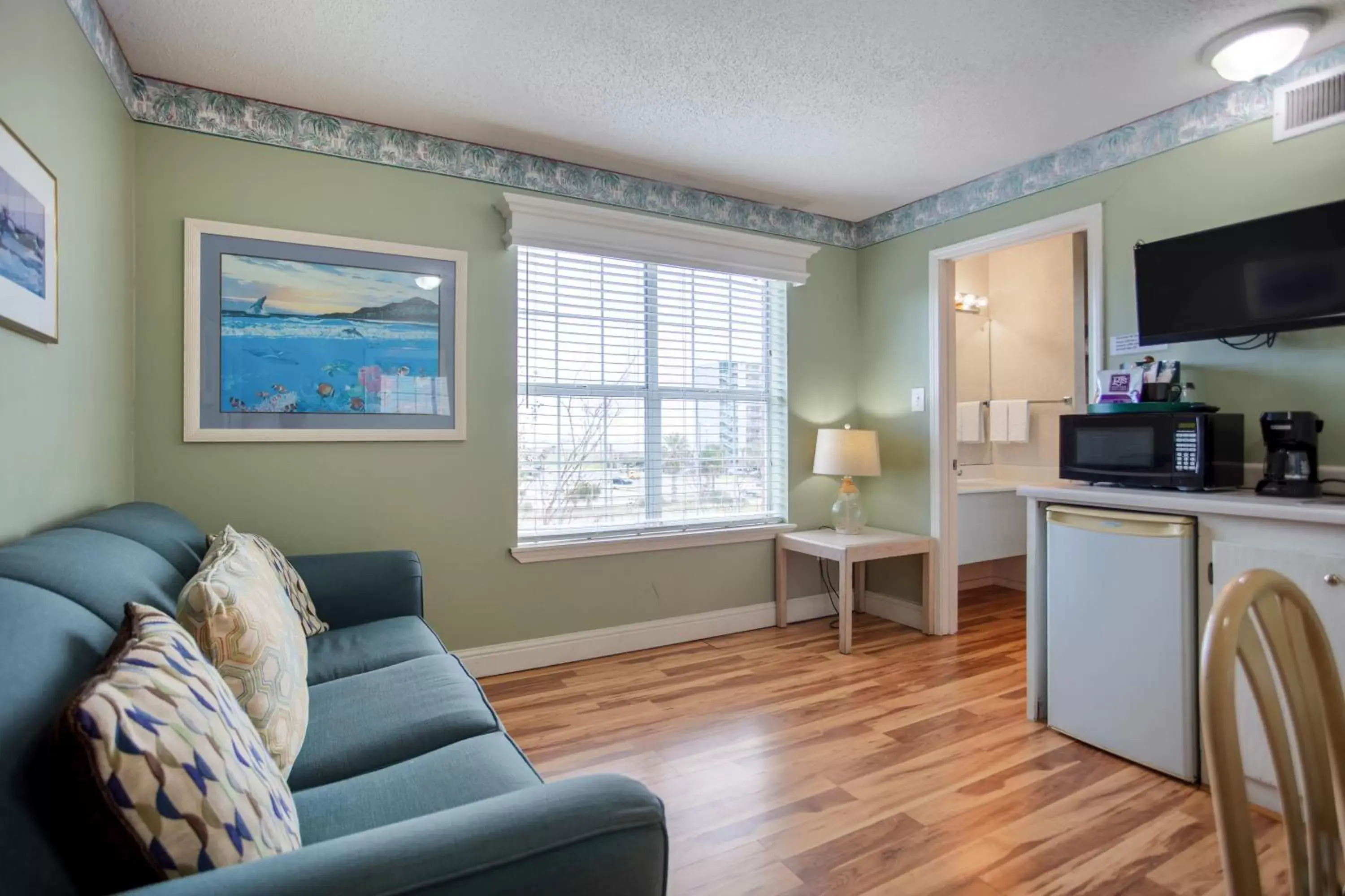 Living room, Seating Area in Edgewater Inn - Biloxi Beach