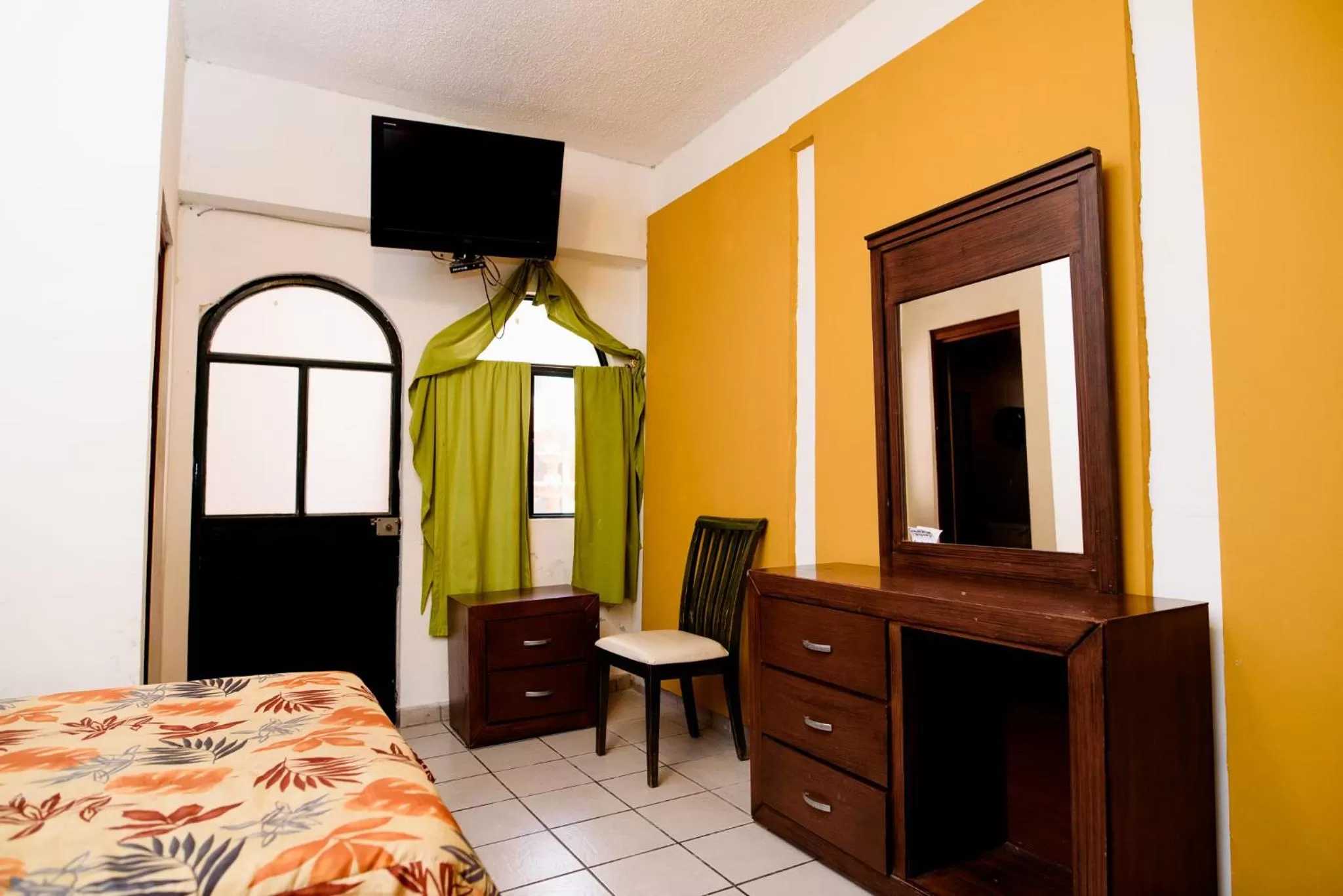 TV and multimedia, Bed in Hotel María Elena