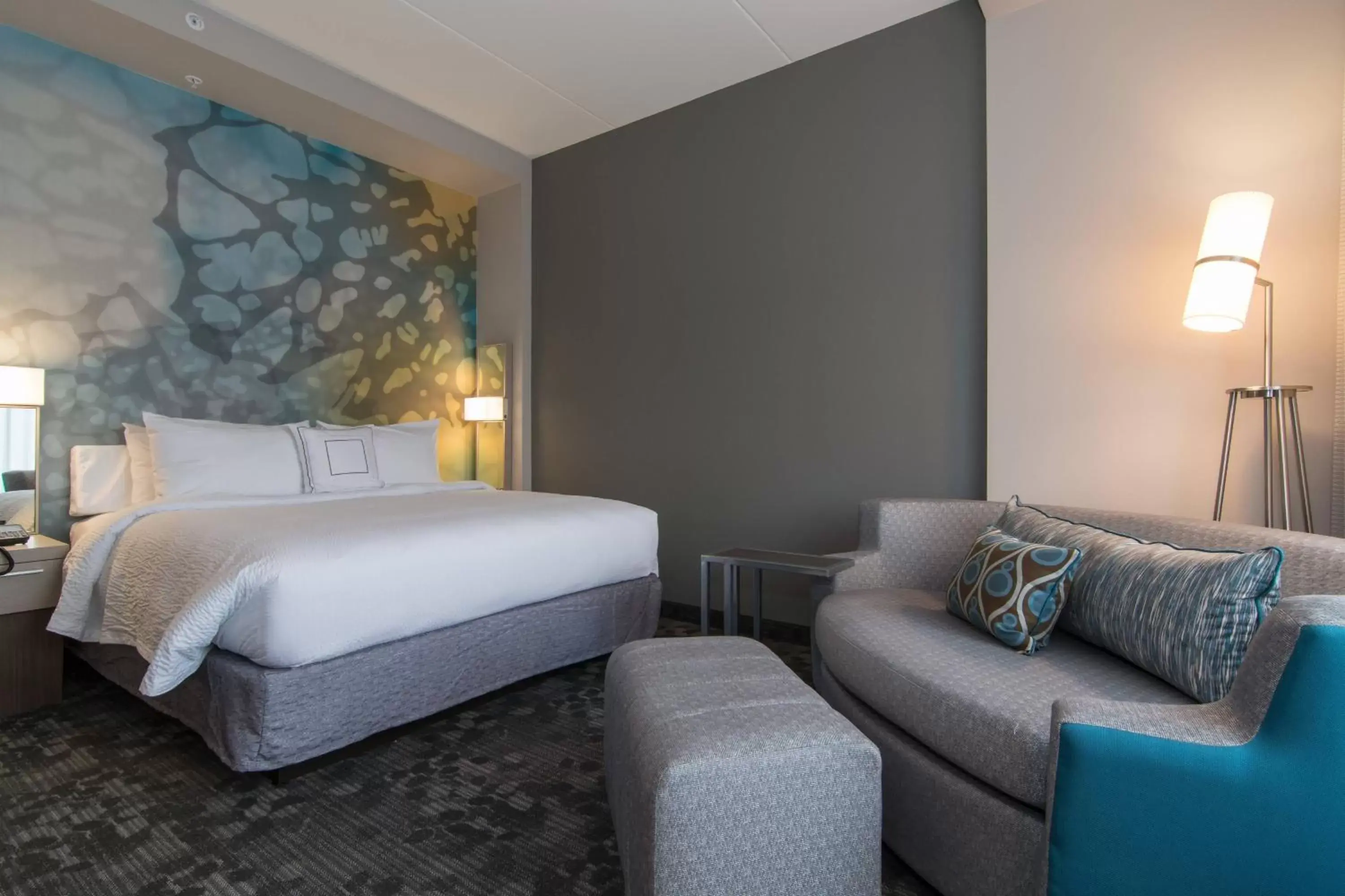 Photo of the whole room, Bed in Courtyard by Marriott Raleigh-Durham Airport/Brier Creek