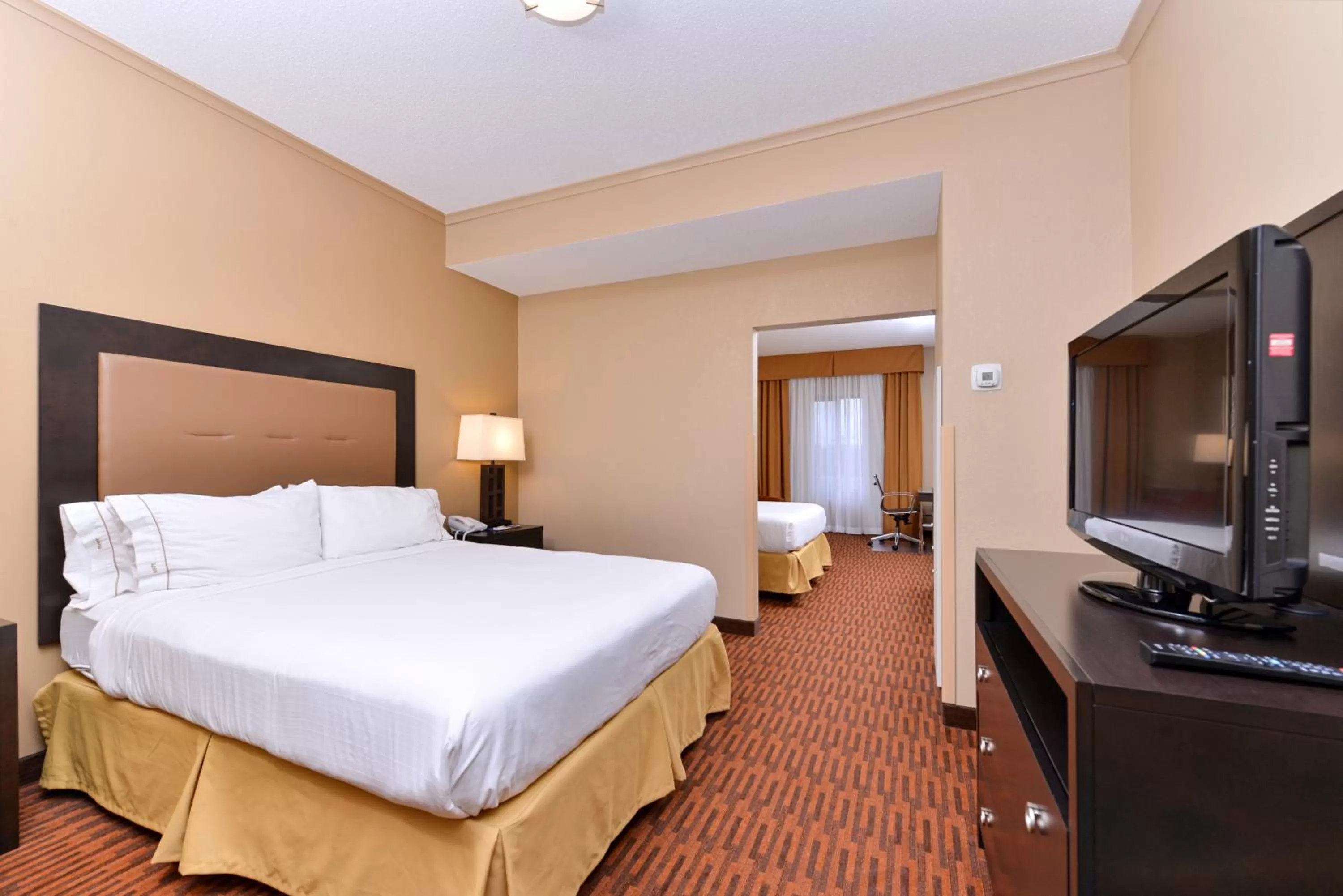 Photo of the whole room, Bed in Holiday Inn Express Breezewood by IHG