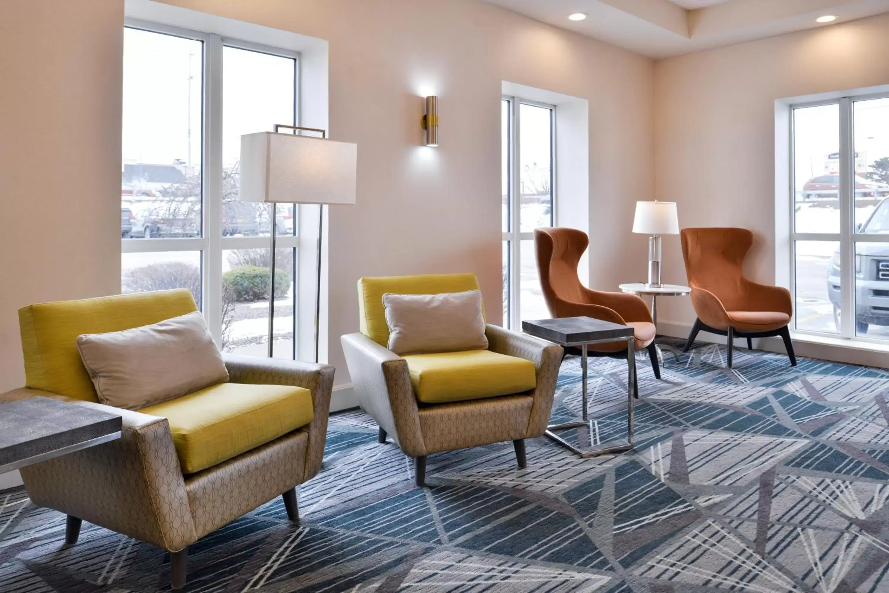 Lobby or reception, Seating Area in Holiday Inn Hotel & Suites Rochester - Marketplace, an IHG Hotel